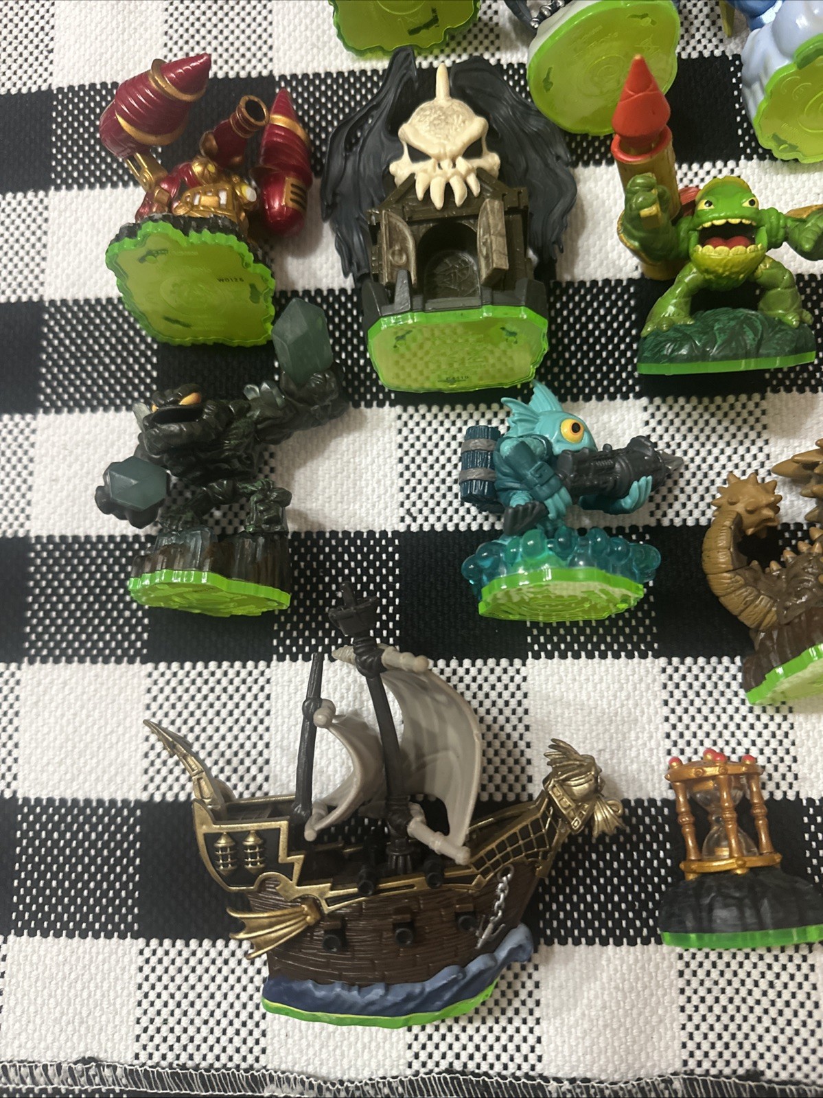 MASSIVE Skylander Lot with Cards Great Condition