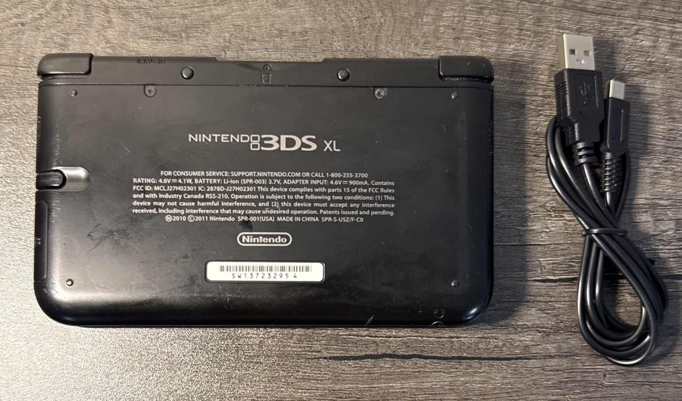 Nintendo 3DS XL Clean Black w/ Stylus And Charger Great Shape Tested