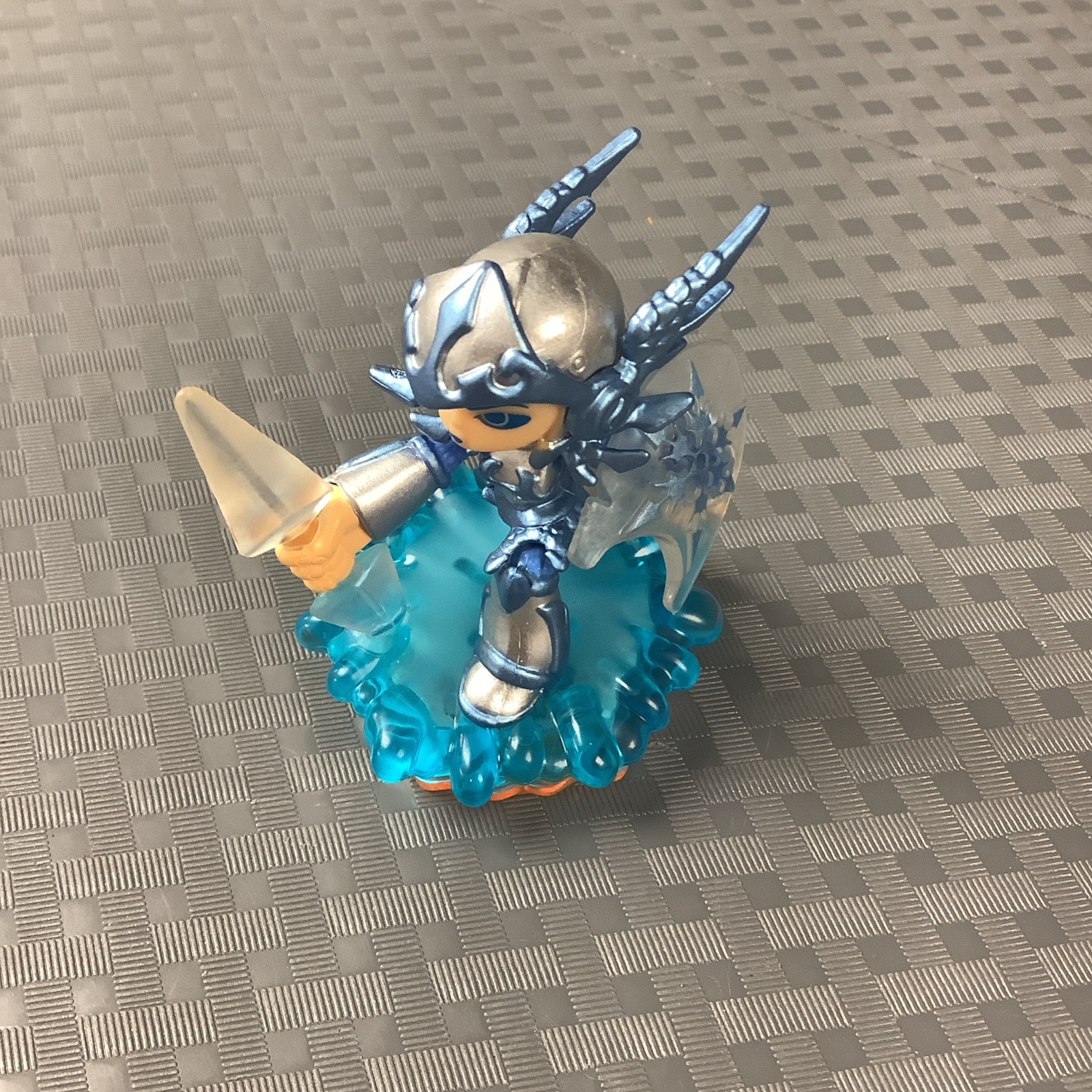 SKYLANDERS GIANTS LIGHTCORE CHILL FIGURE – WATER ELEMENT – Authentic!