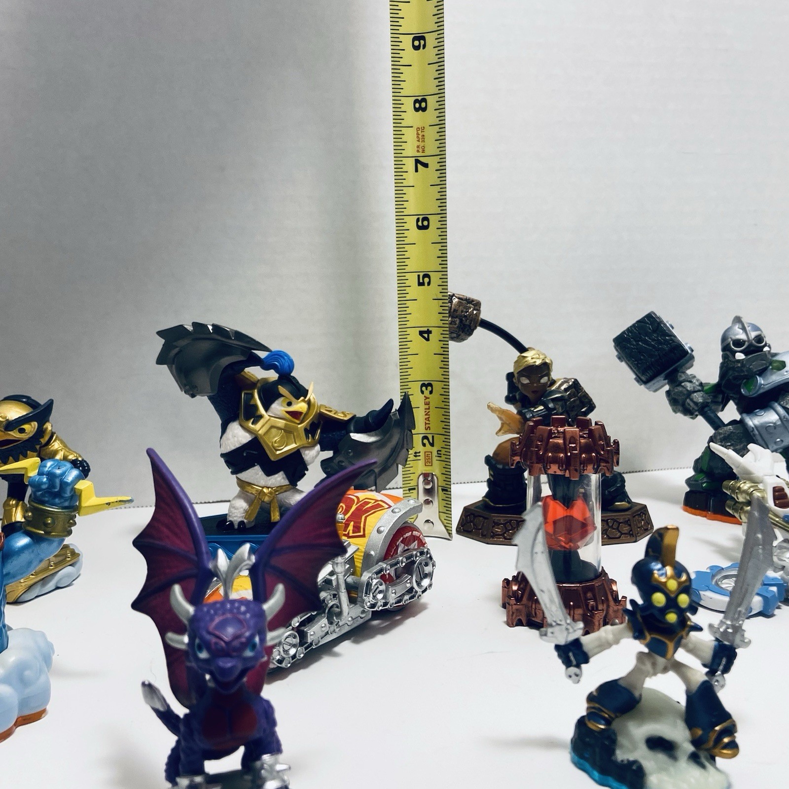 Mixed bundled lot of 11 Skylanders Activision Toy action figures & Vehicles