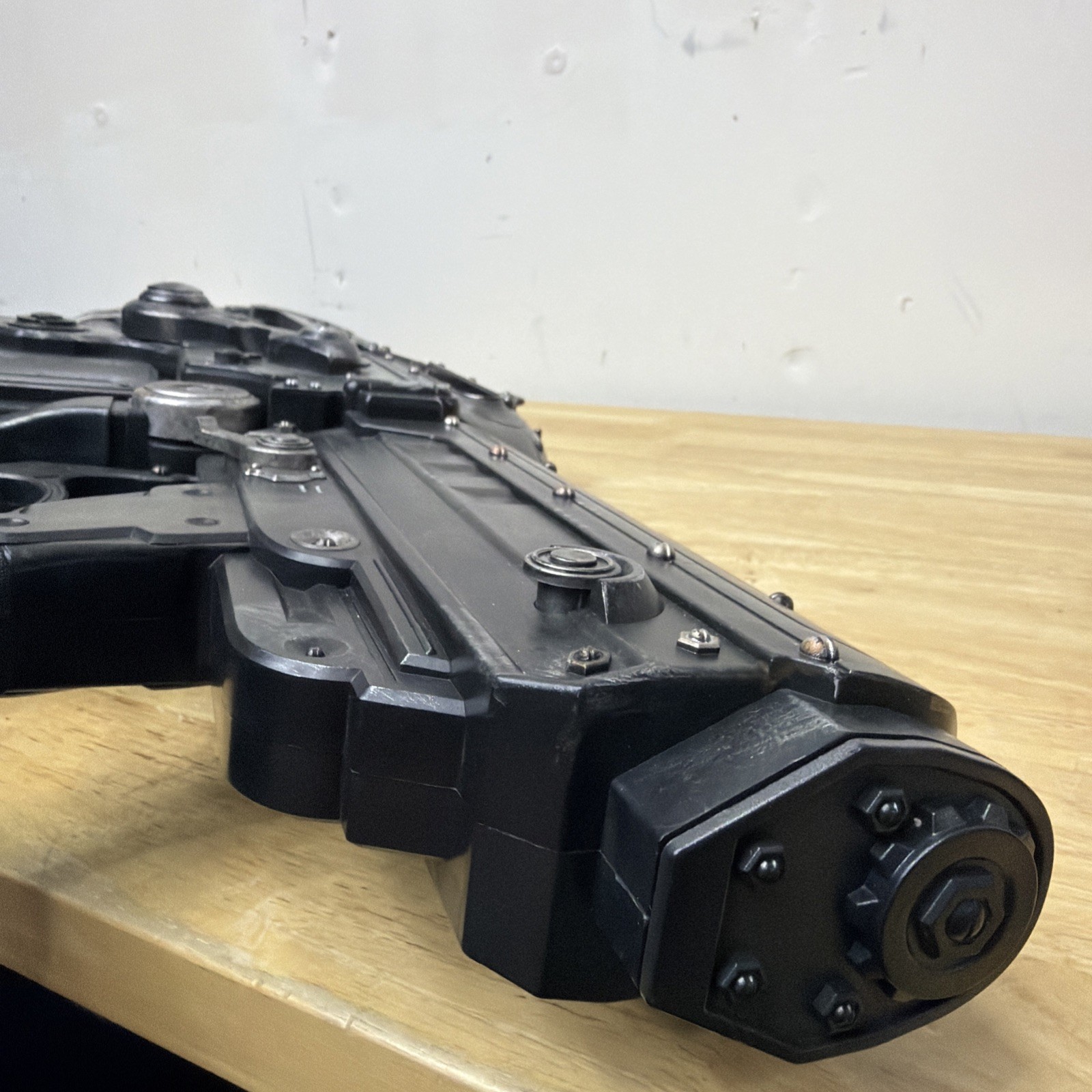 Official Gears Of War 3 Bloody Retro Lancer Neca Weapon Replica Missing Knife