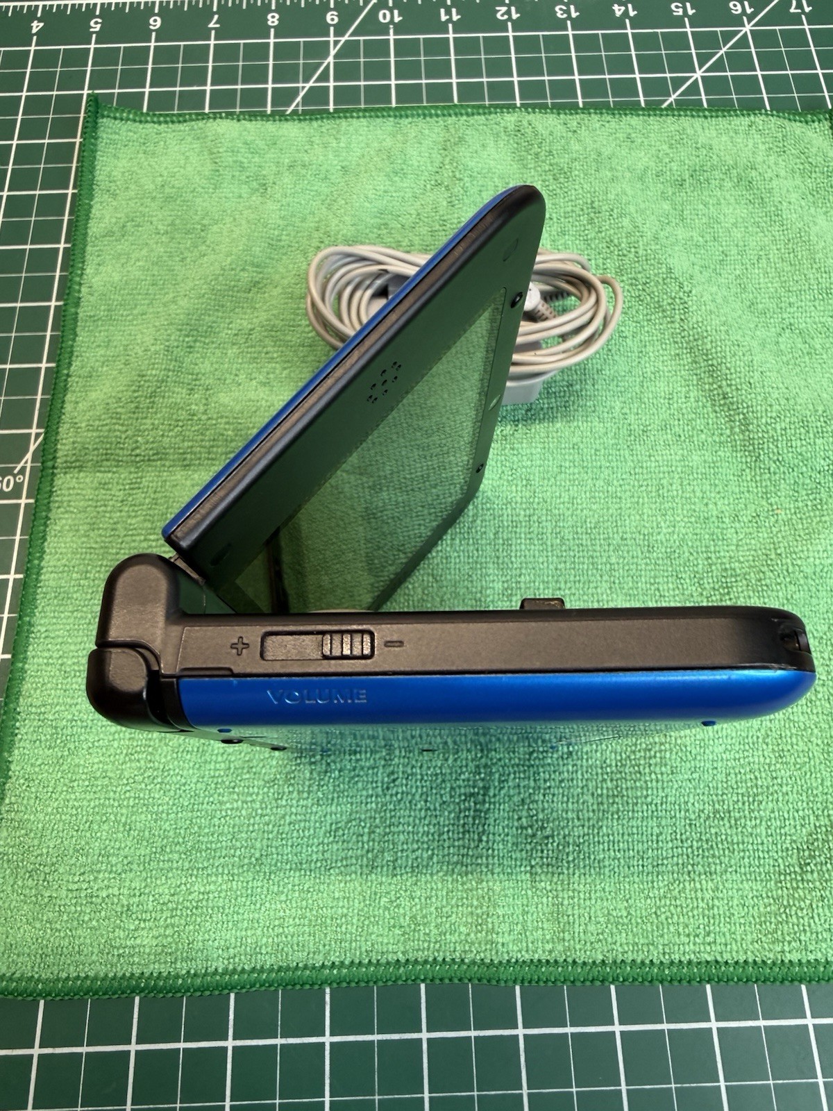 Nintendo 3DS XL Blue/Black Handheld Console w/ Charger Very Nice! Ships Free!