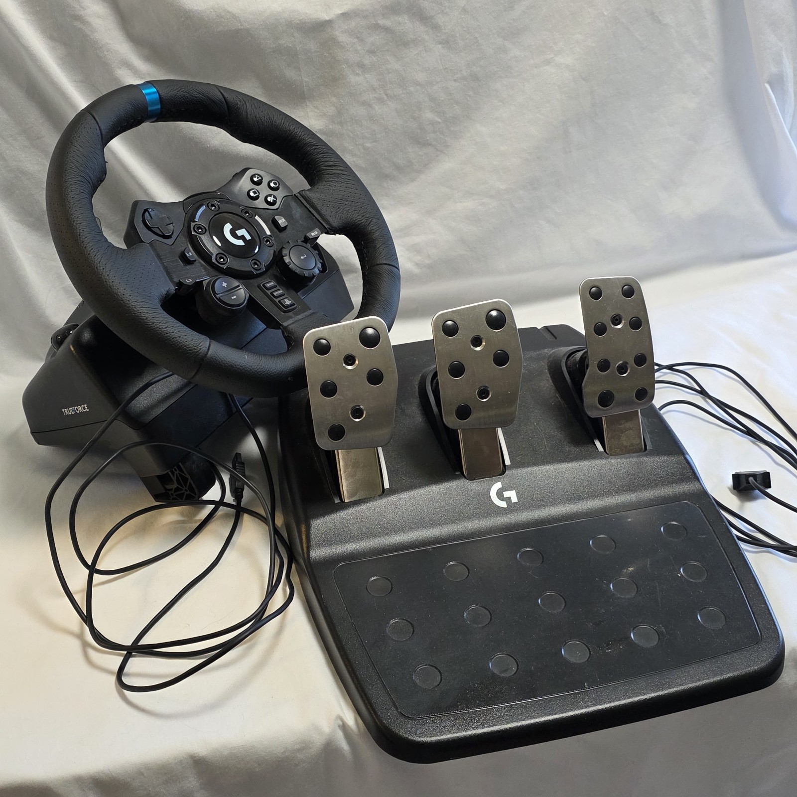 Logitech G923 Racing Wheel and Pedals Playstation 4 & PC