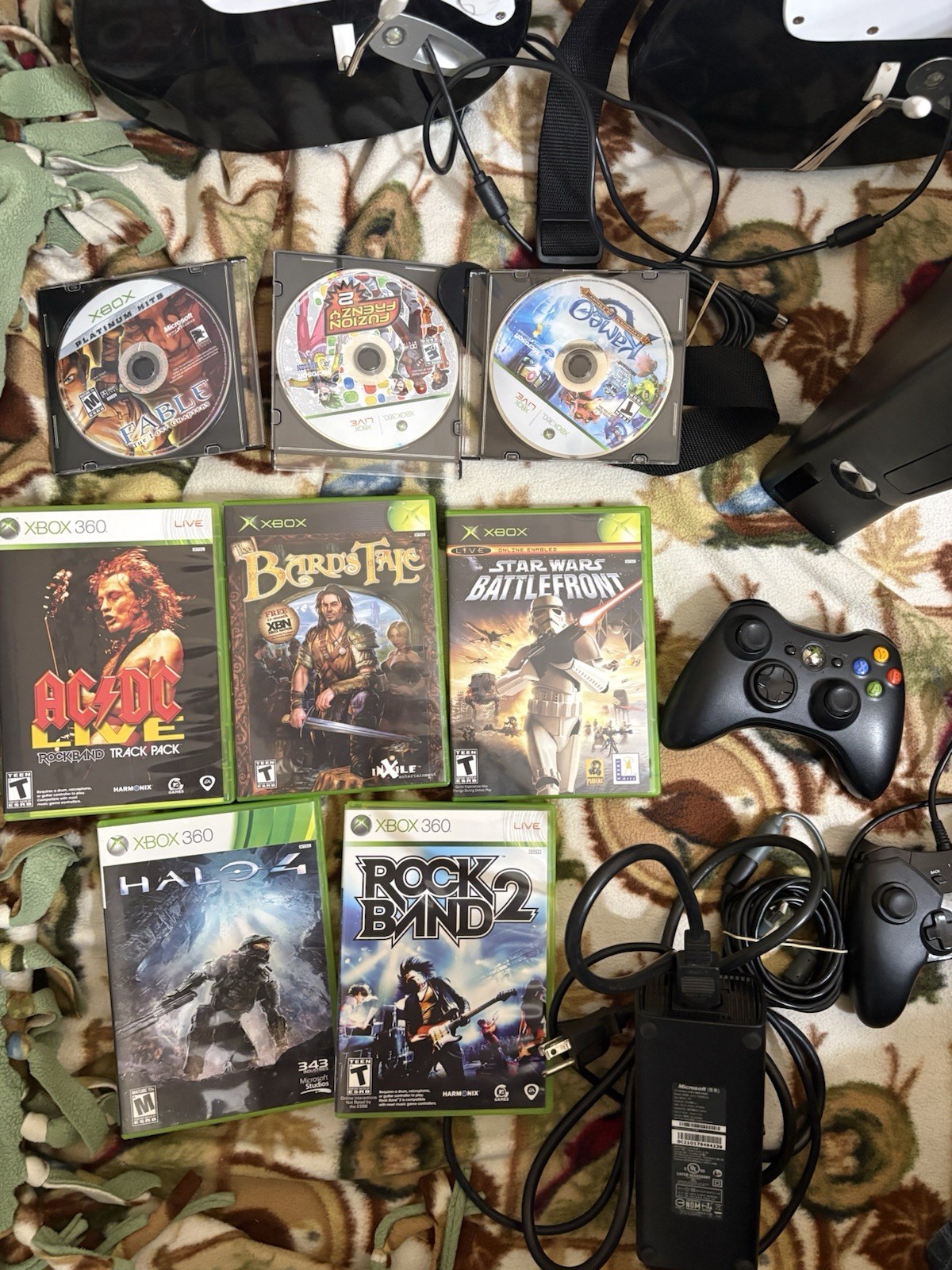 Xbox 360 Slim 250 Gb Bundle 8 Games 2 Controllers Rock Band Guitars RPG action