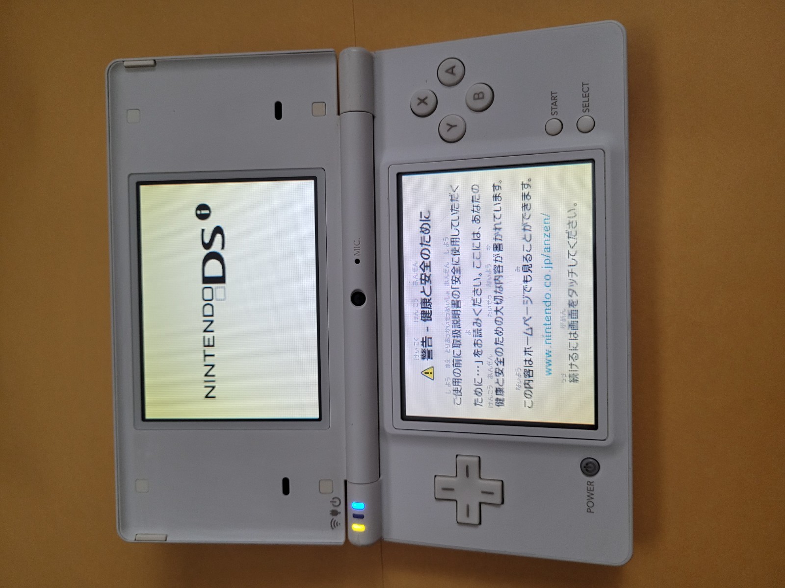 Nintendo DSi 256MB White Handheld System 2 Japanese