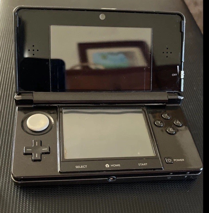 NINTENDO 3DS W/17 GAMES & ORIGINAL CHARGER 2GB NEAR MINT CONDITION BLK/GREY