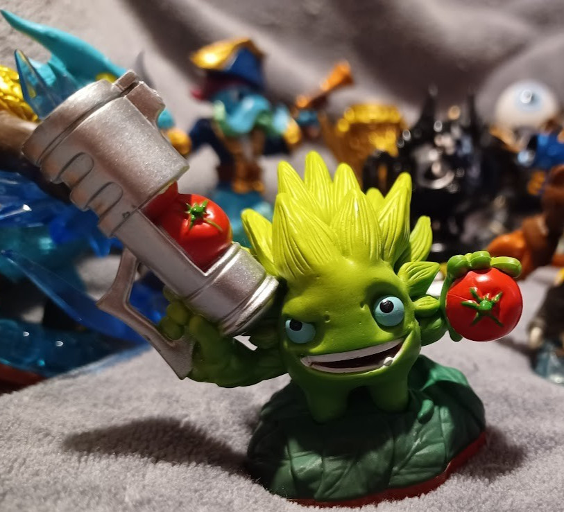 Mixed Lot of Skylanders: Giants,Trophies, Super Chargers etc. (14 in total)