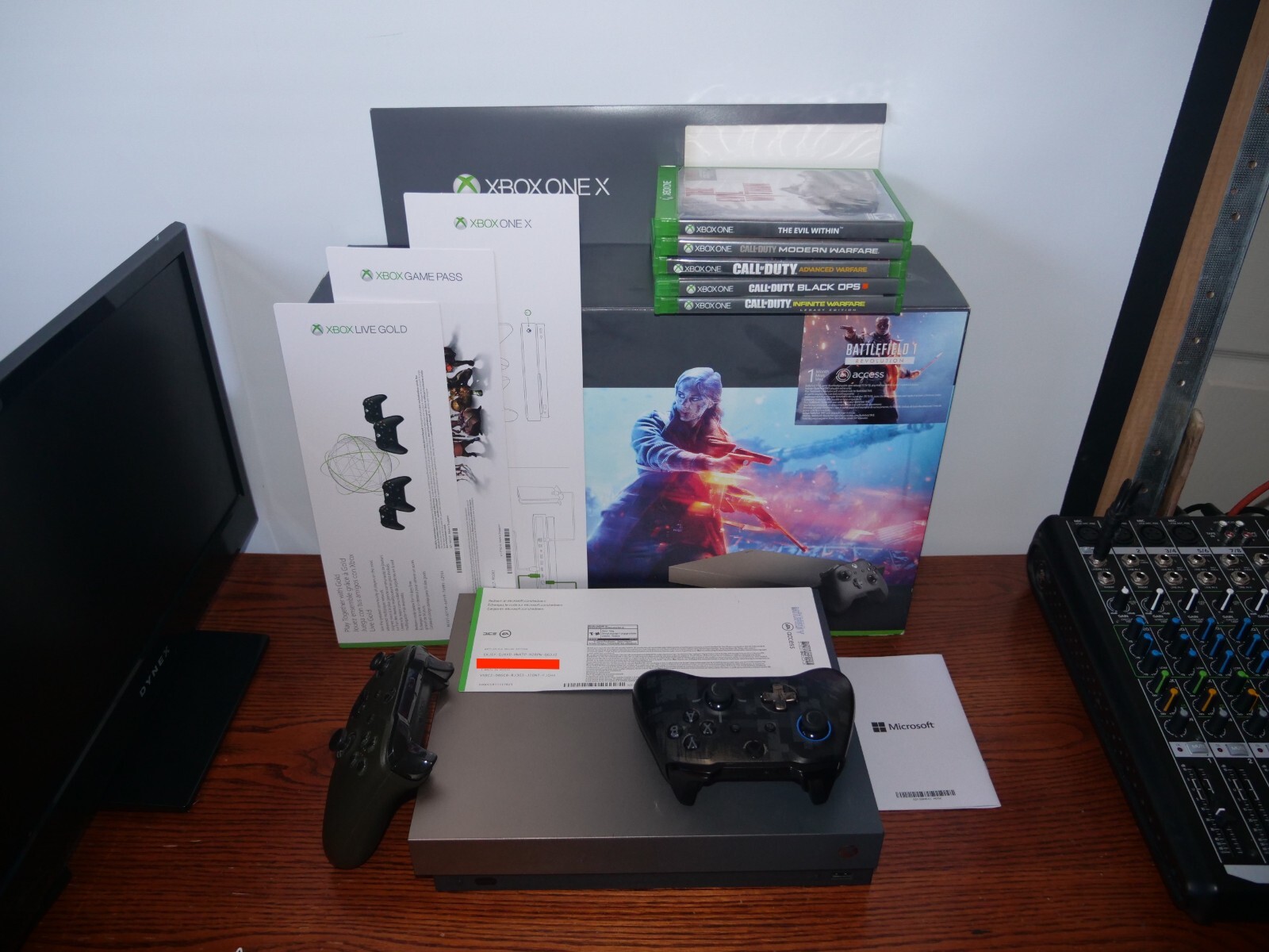 Microsoft Xbox One X / 500GB SSD / Gold Rush Special Edition Battlefield V