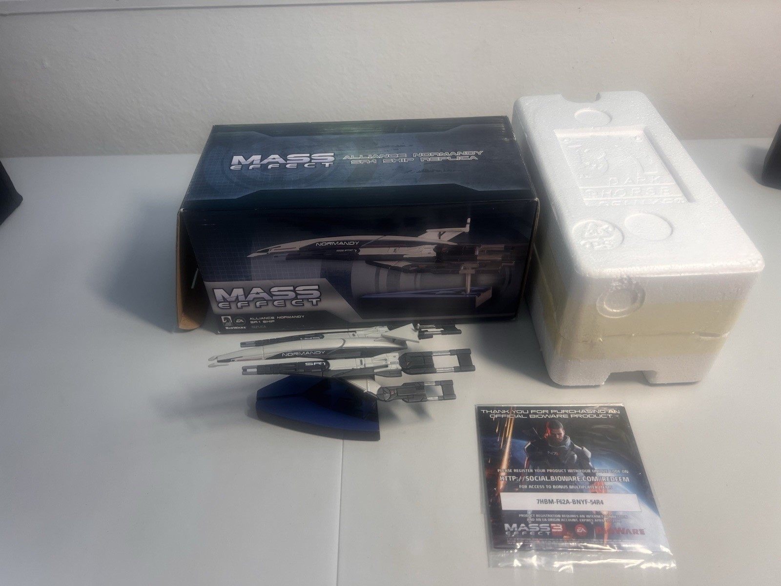 Dark Horse Mass Effect Alliance Normandy SR-1 Ship Replica Statue with Box 2013