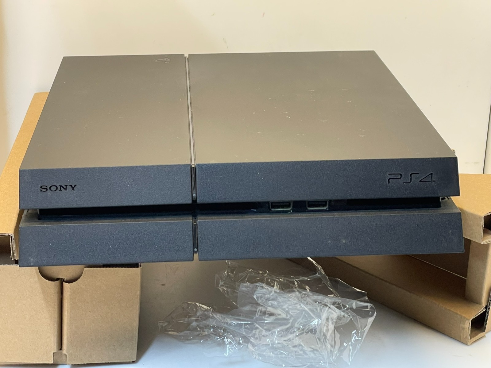 r71- Sony PlayStation 4 PS4 Console Only Original box Black CUH-1215A
