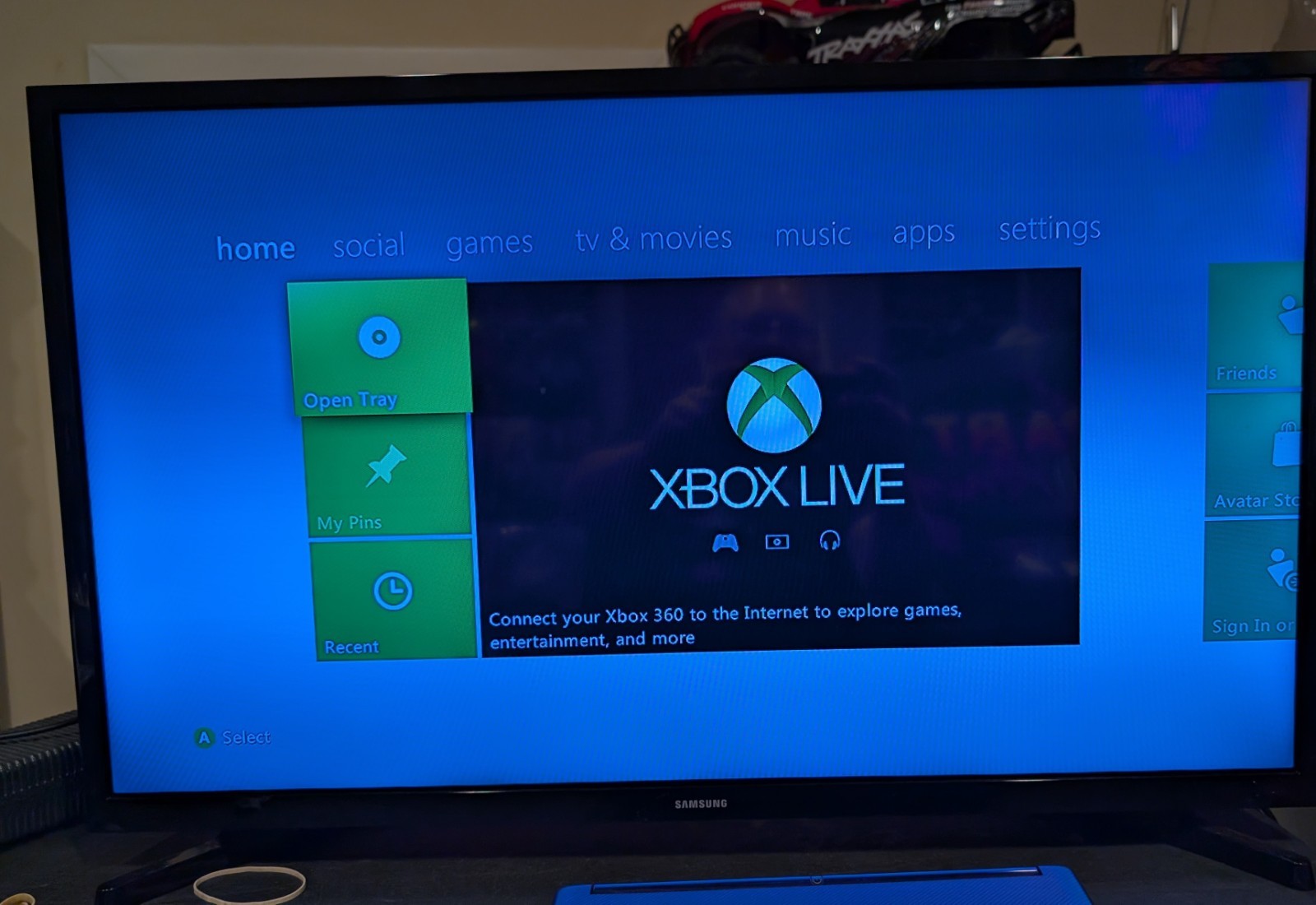Microsoft XBox 360 Core Matte White Video Game Console & 2 Controllers, 20GB.