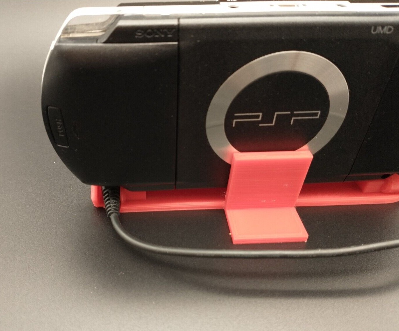SONY PSP 1000 2000 3000 LOW PROFILE CHARGING DISPLAY STAND – Optional UMD Holder