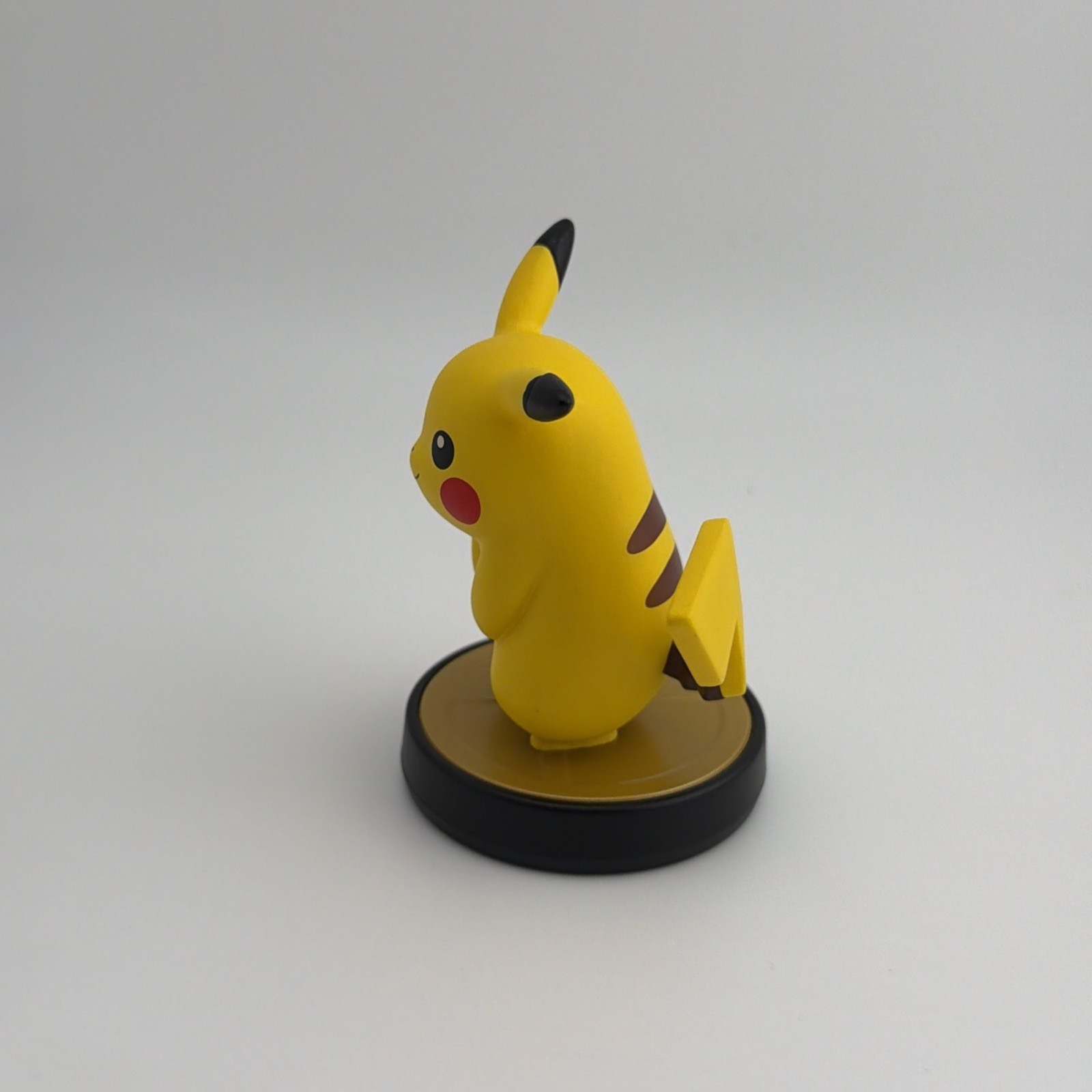 Nintendo Amiibo Pikachu Super Smash Bros NVL-001 Authentic NFC Figure