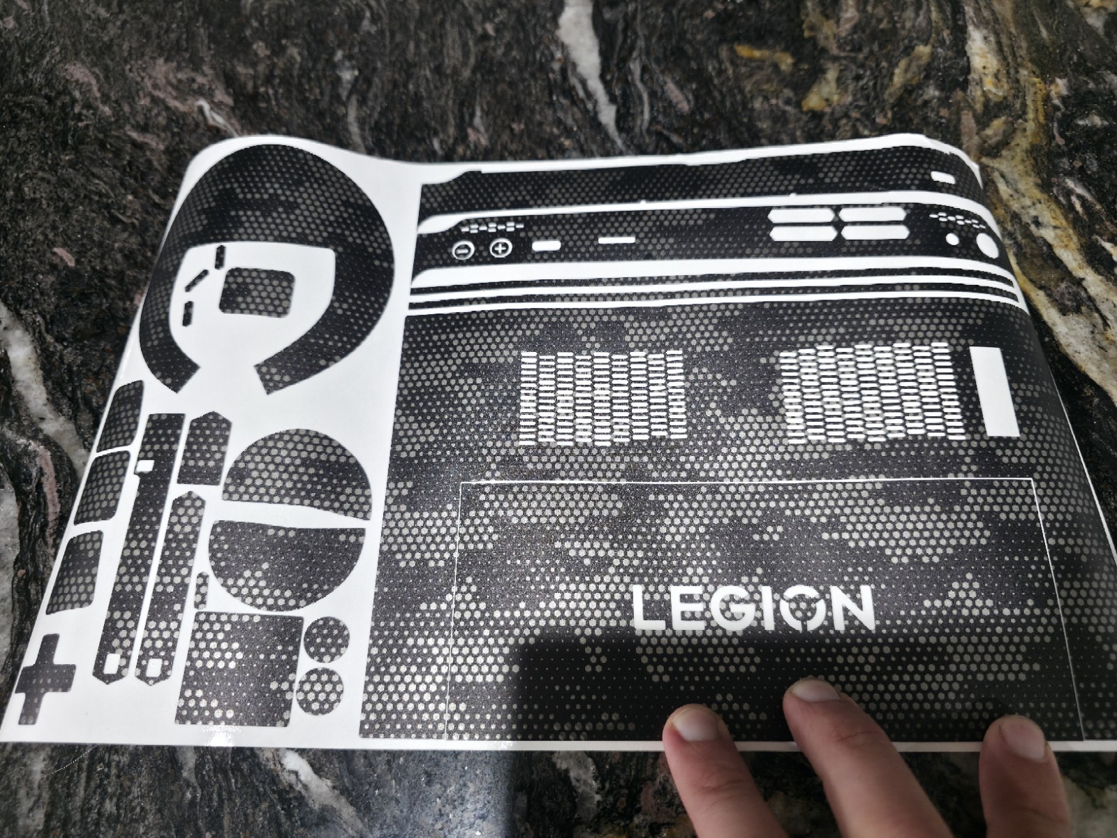 *MINT* Lenovo Legion Go 8APU1 1TB Handheld Console – Shadow Black