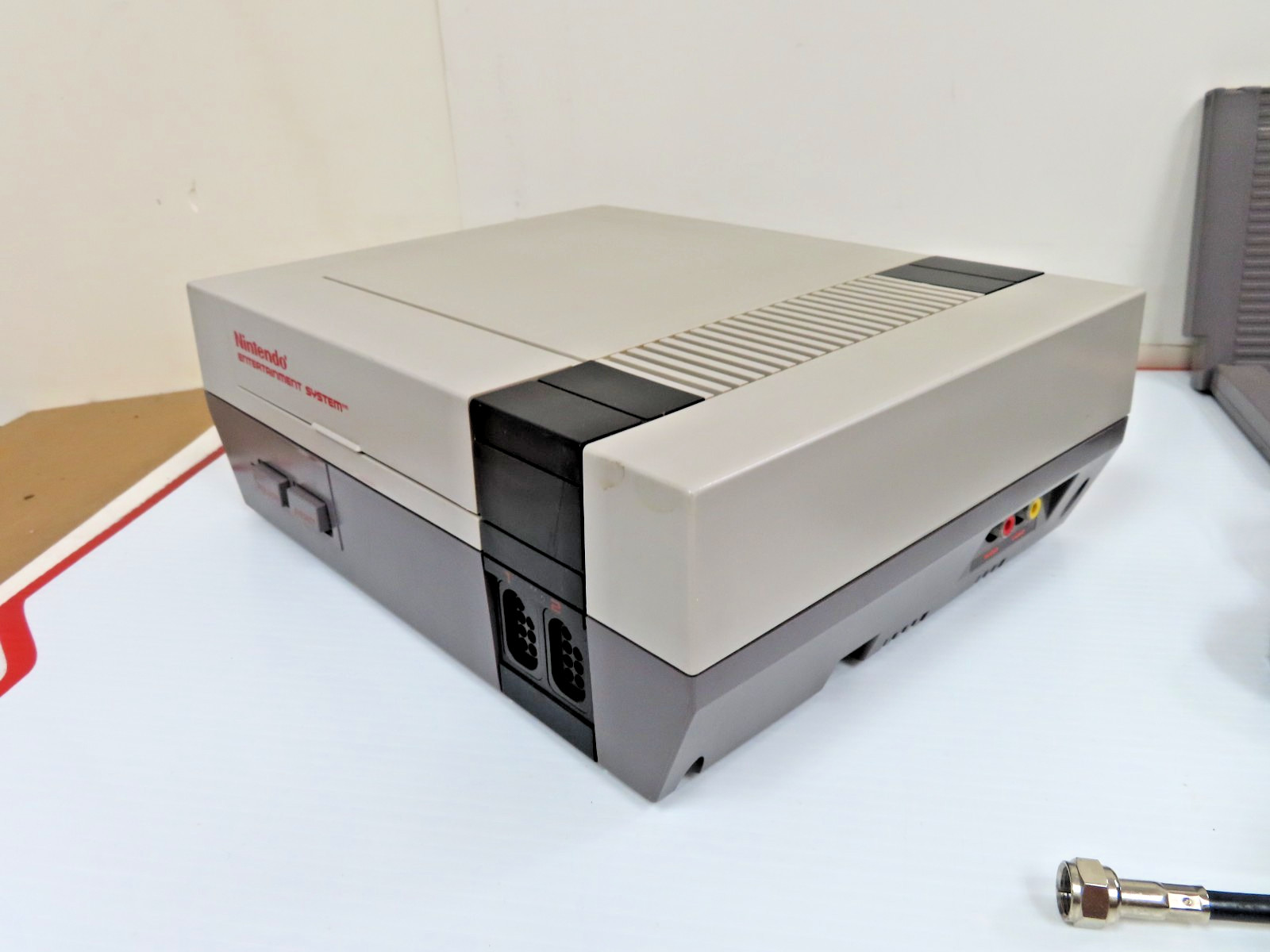 REGULAR NINTENDO SYSTEM CONSOLE COMPLETE ZAPPER + GAMES TESTED & WORKING NES-001