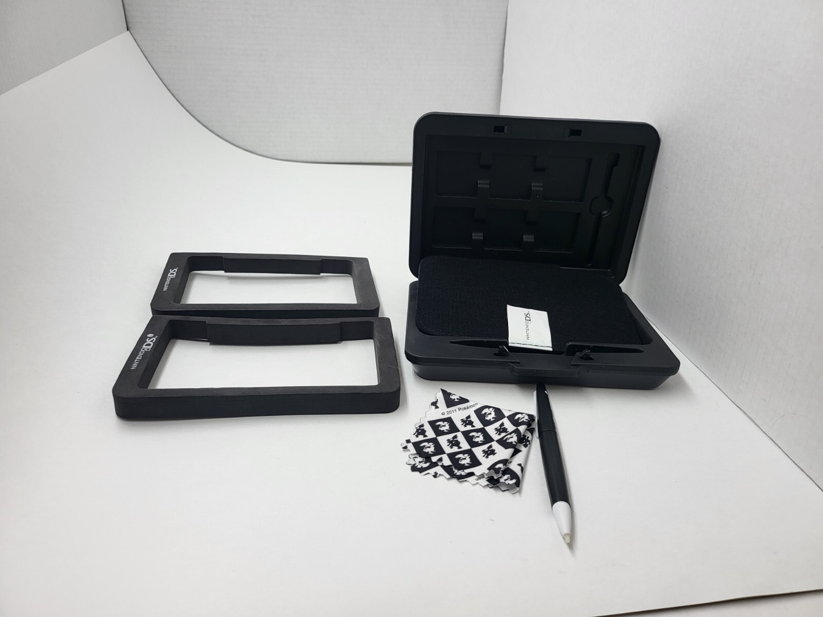 NEW MINT POKEMON BLACK /WHITE HARD SHELL TRAVEL CASE FOR 3DS/ 3DS XL NEW 3DS LL