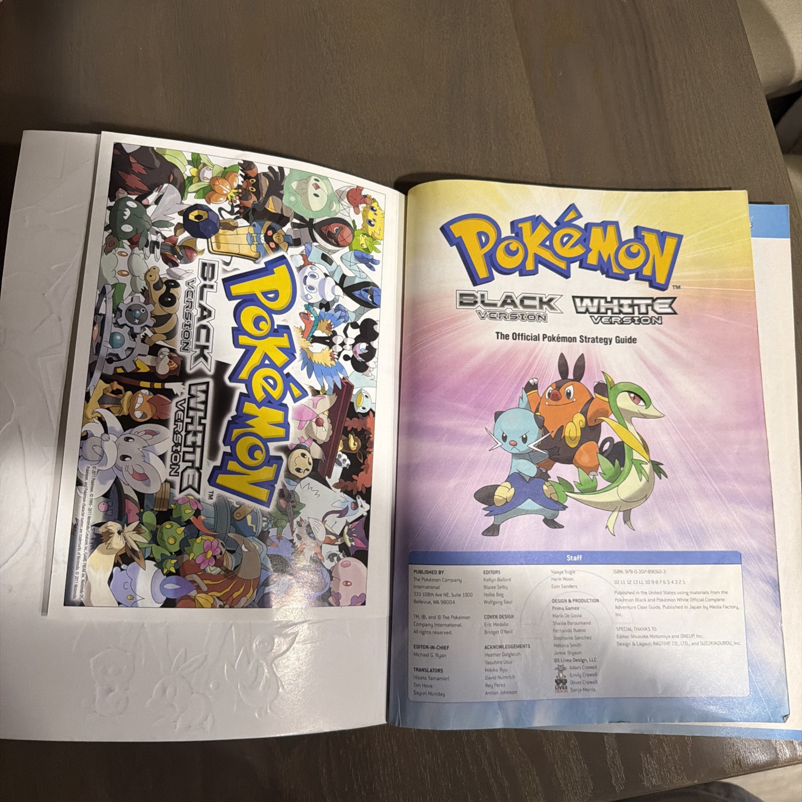 Pokemon Black and white Pokemon : The Official Pokemon Strategy Guide w/POSTER