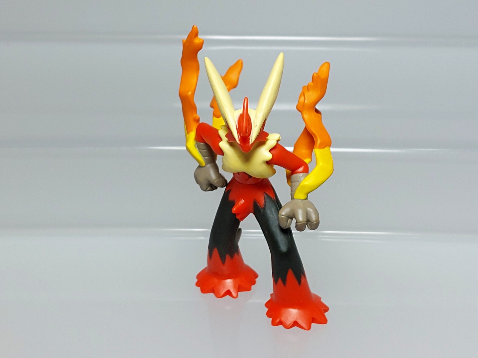 Mega Blaziken Pokemon Moncolle Monster Collection Figure Tomy 2013 B06 2.6in
