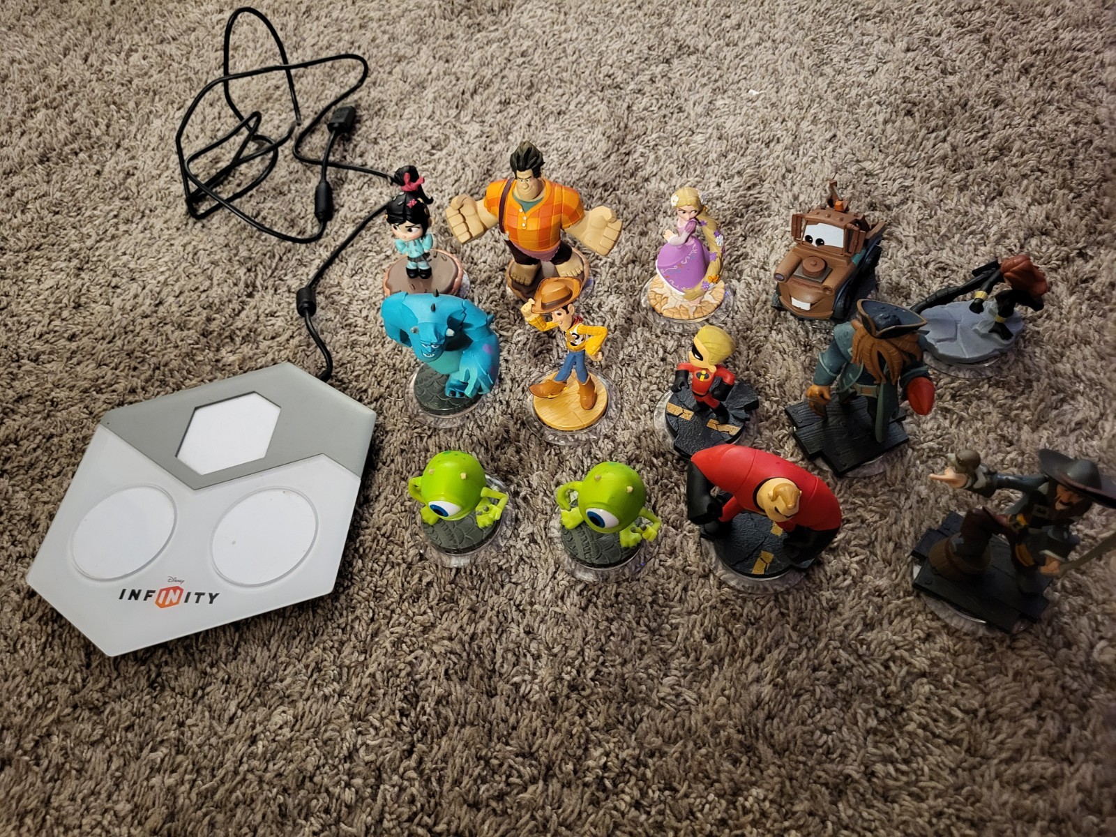Disney Infinity Lot Figures+ Xbox 360 Pad – Cars, Monsters Inc Toy Story Pirates