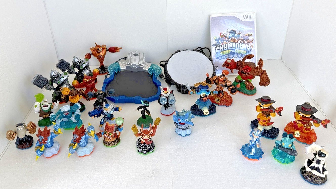 Activision Skylanders Lot of 25 Figures + 2 Portals Wii/PS3/PS4 Universal *READ