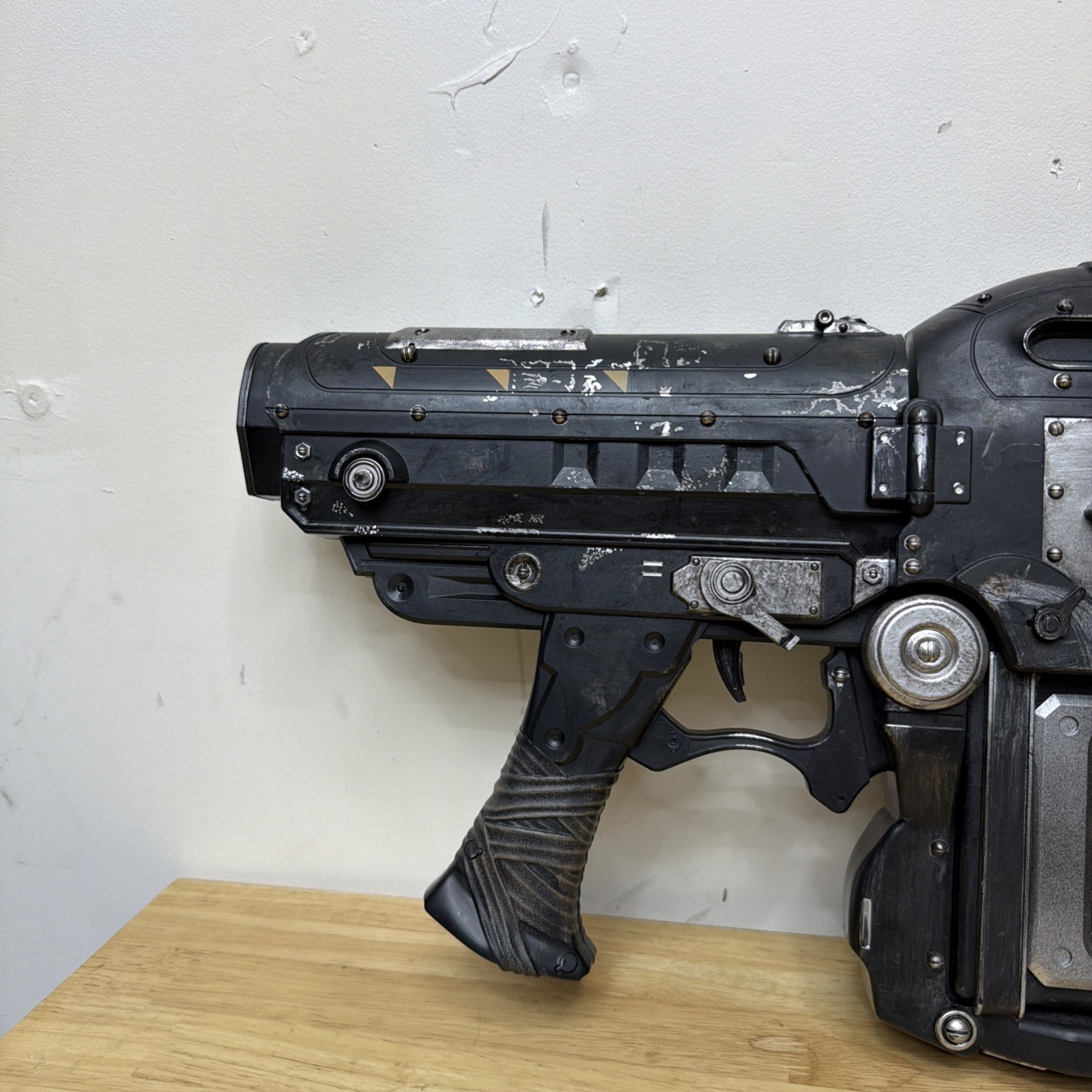 Official Gears Of War 3 Bloody Retro Lancer Neca Weapon Replica Missing Knife