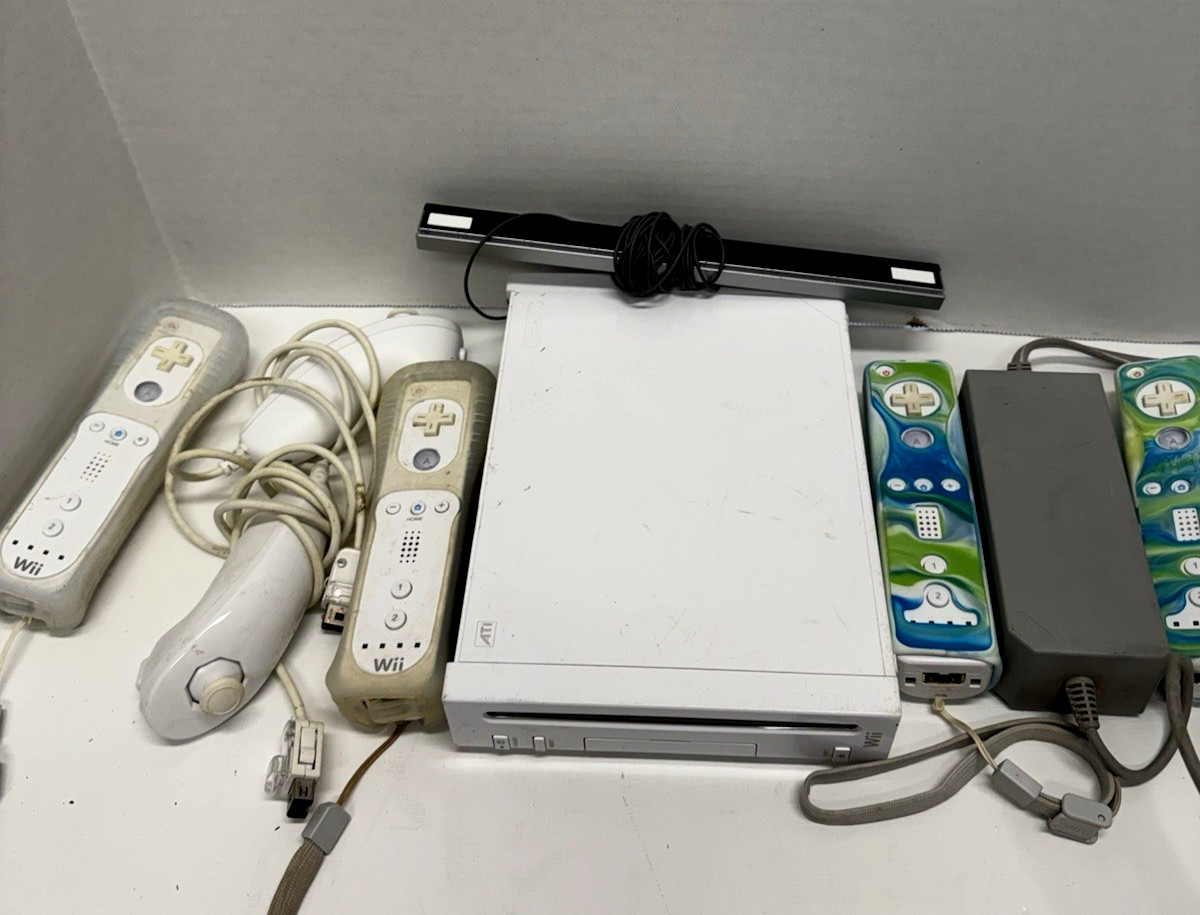 Nintendo Wii White Console RVL-001 Bundle Remotes Sensor Bar