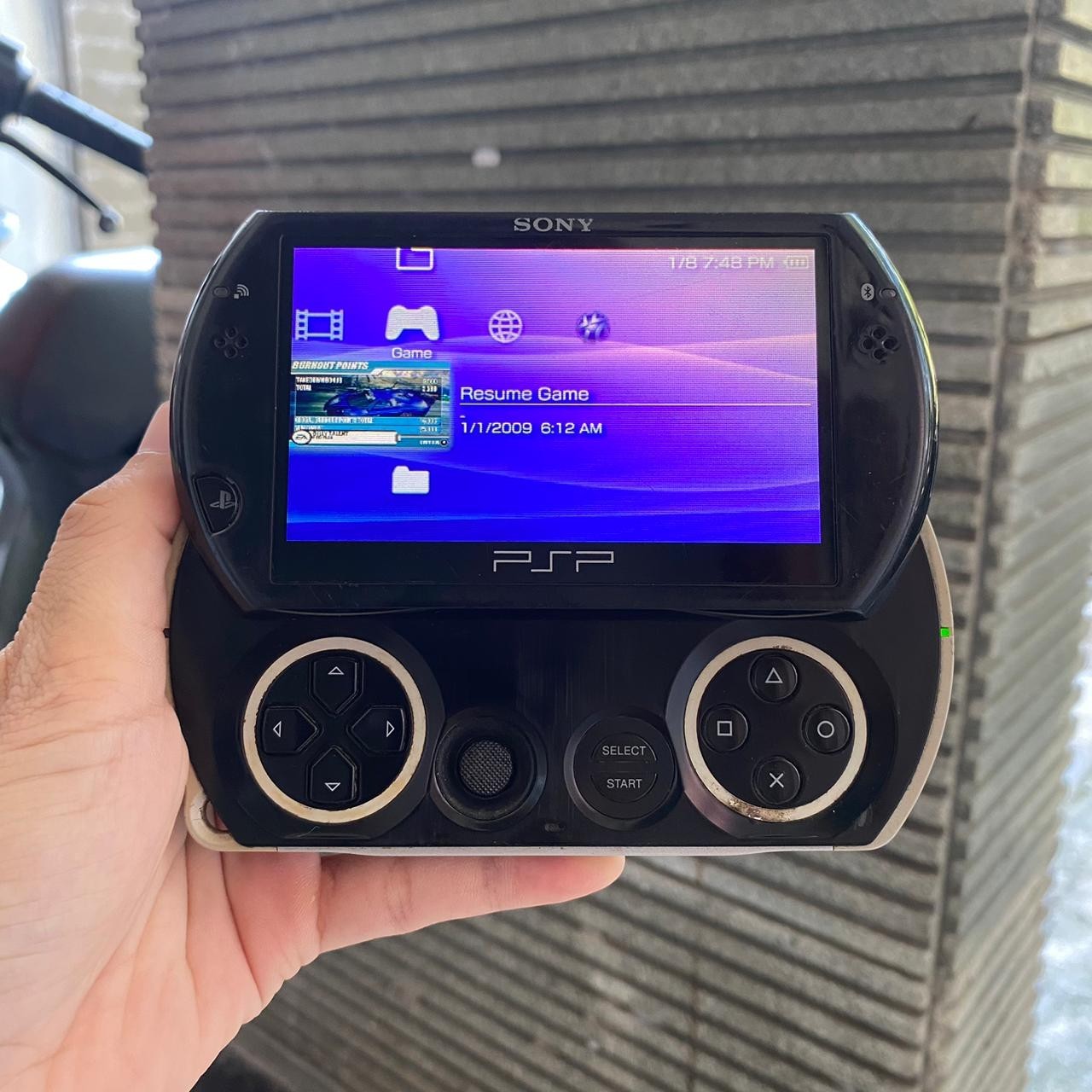 Pre-Owned Sony PSP GO Black PSP-N1001 – See Photos Read Description!!