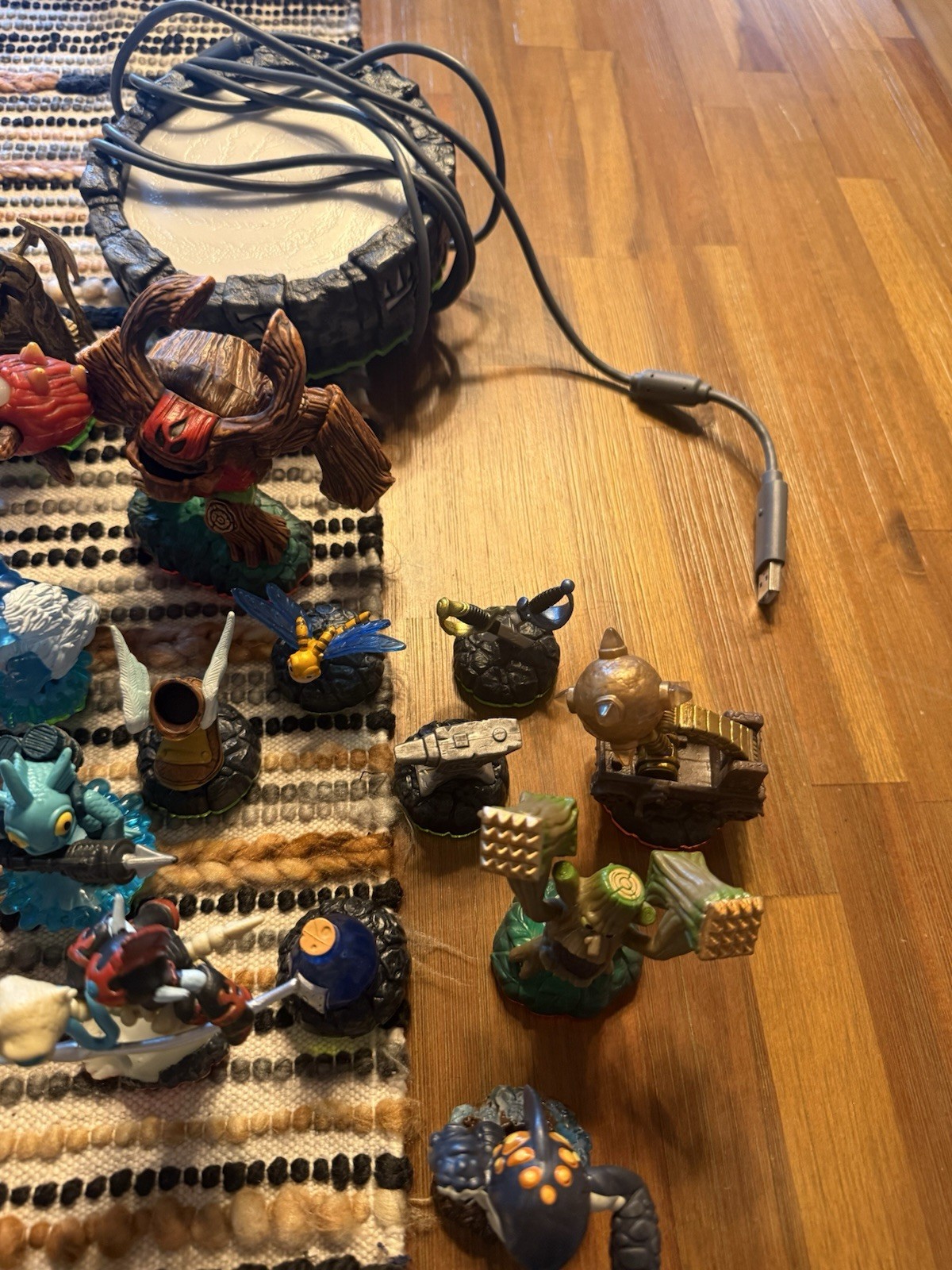 Lot Of 35 Skylanders Spyro And Giants Figures And Xbox 360 Portal