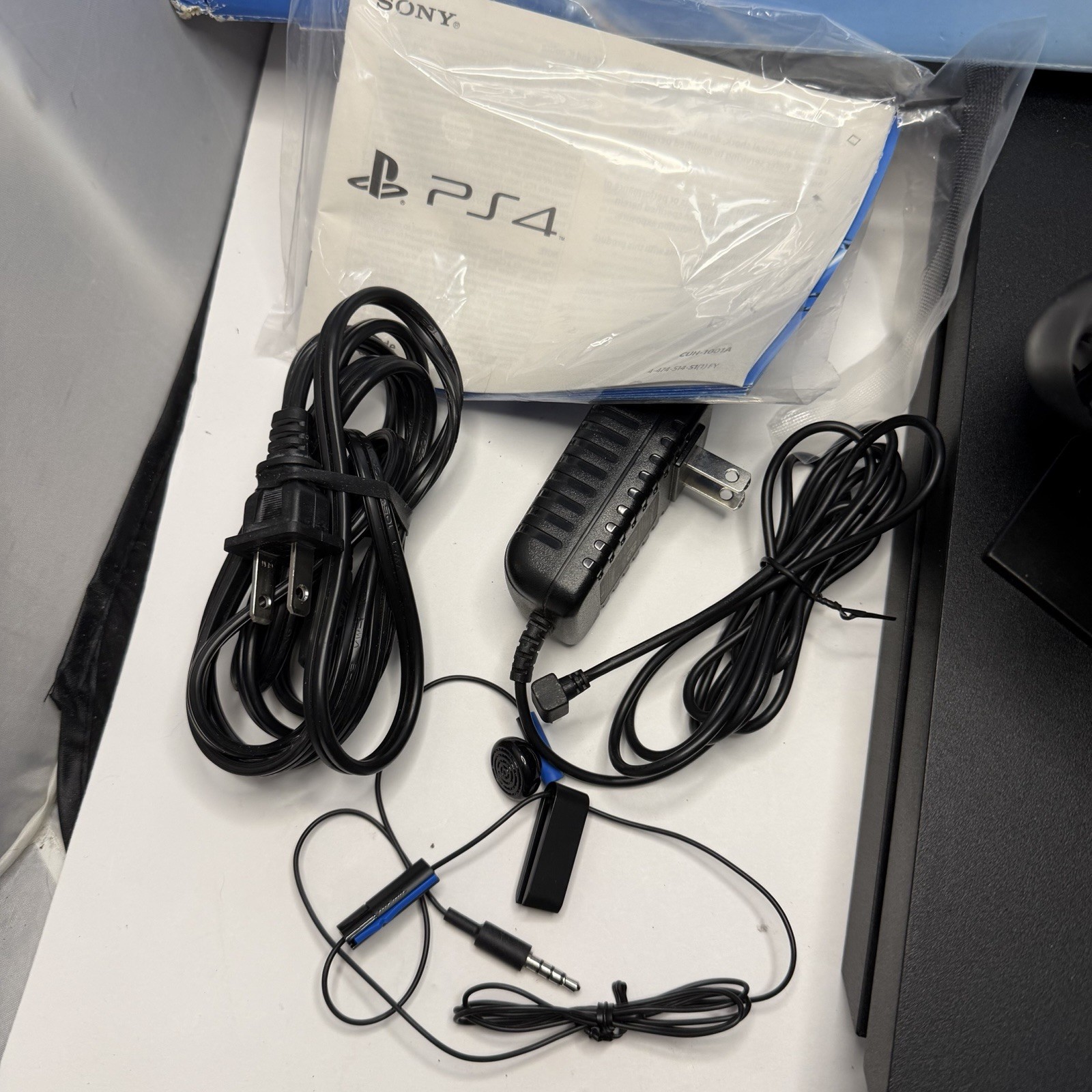 Sony PlayStation 4 PS4 500GB Controllers Games Charging Dock Box Complete Lot