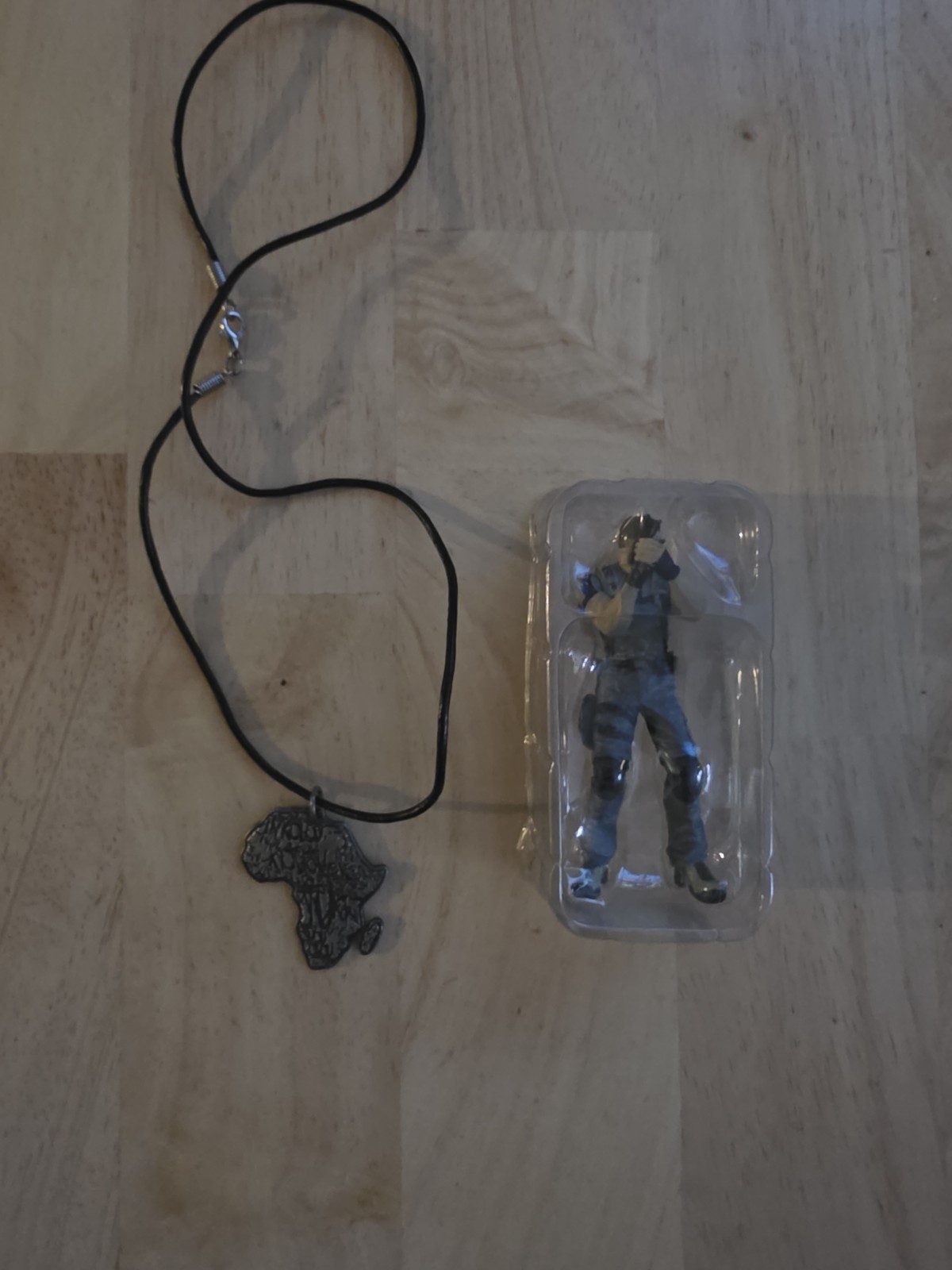 Official RESIDENT EVIL 5 Kijuju Necklace PROMO CAPCOM & Chris Redfield
