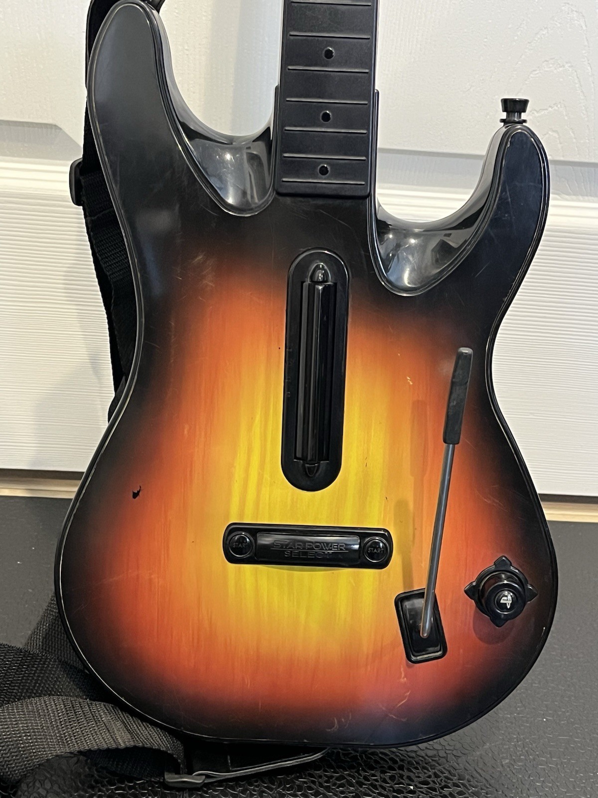 GUITAR HERO SUNBURST GUITAR CONTROLLER – NO DONGLE *TESTED W/AA’s – Lights Up*
