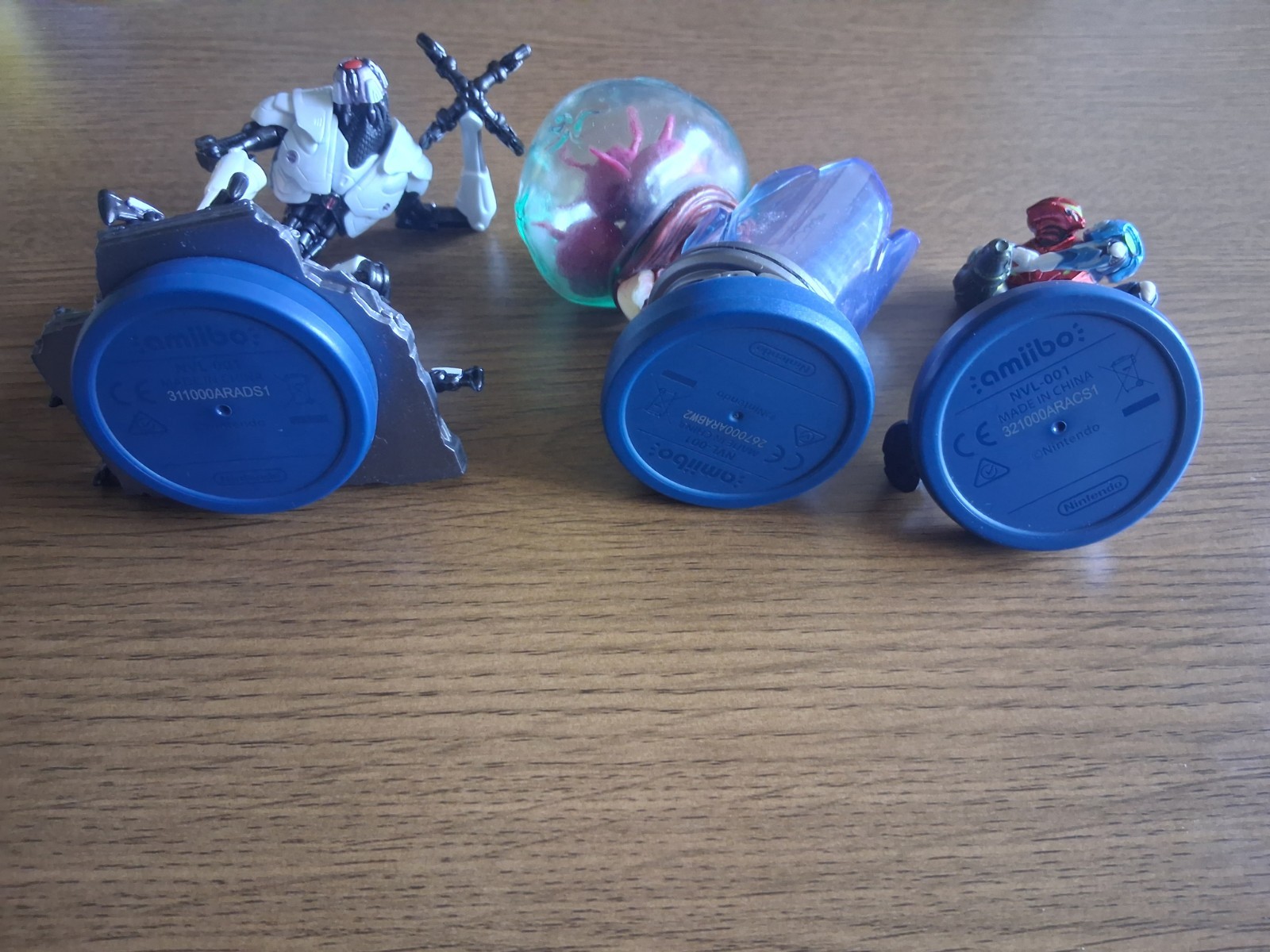 Metroid Amiibo lot of Dread version Samus, Metroid tube, and a white EMMI unit