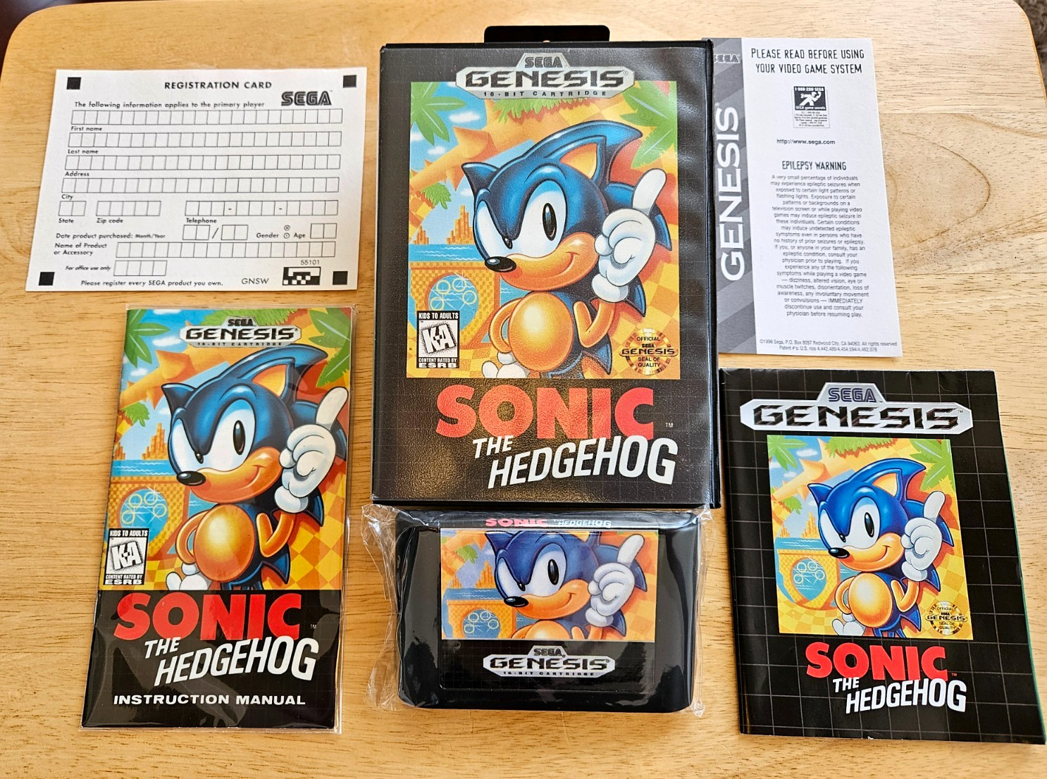 Sega Genesis (VERY GOOD) – Sonic The Hedgehog ESRB – Complete CIB Retail in Box