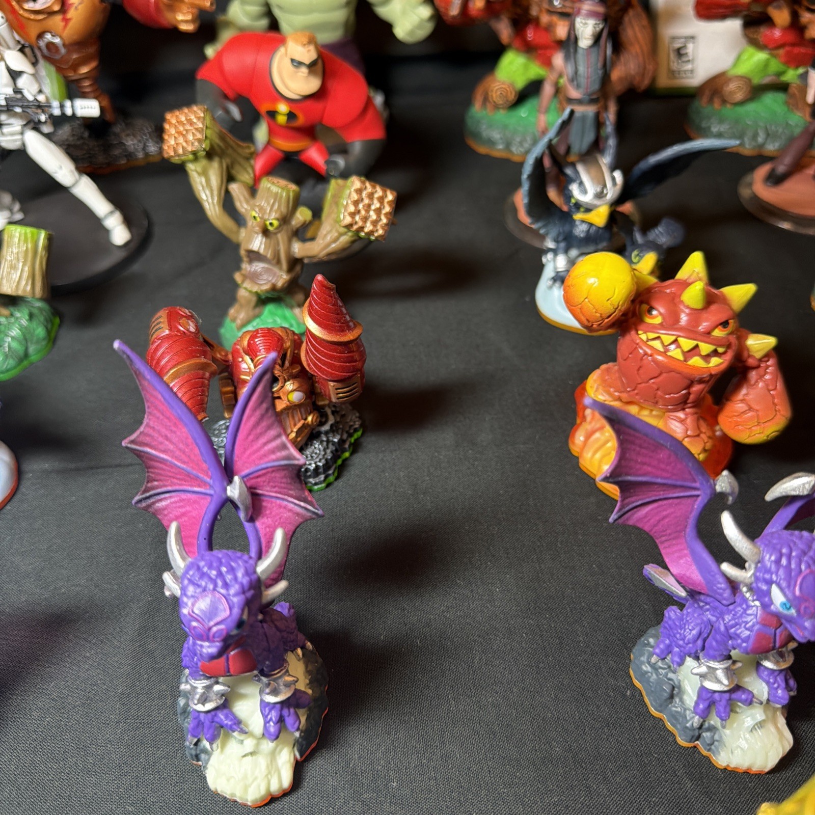 Skylanders Mixed Lot Of 35 Action Figure Toys+vehicles+2 Xbox Game DVDs