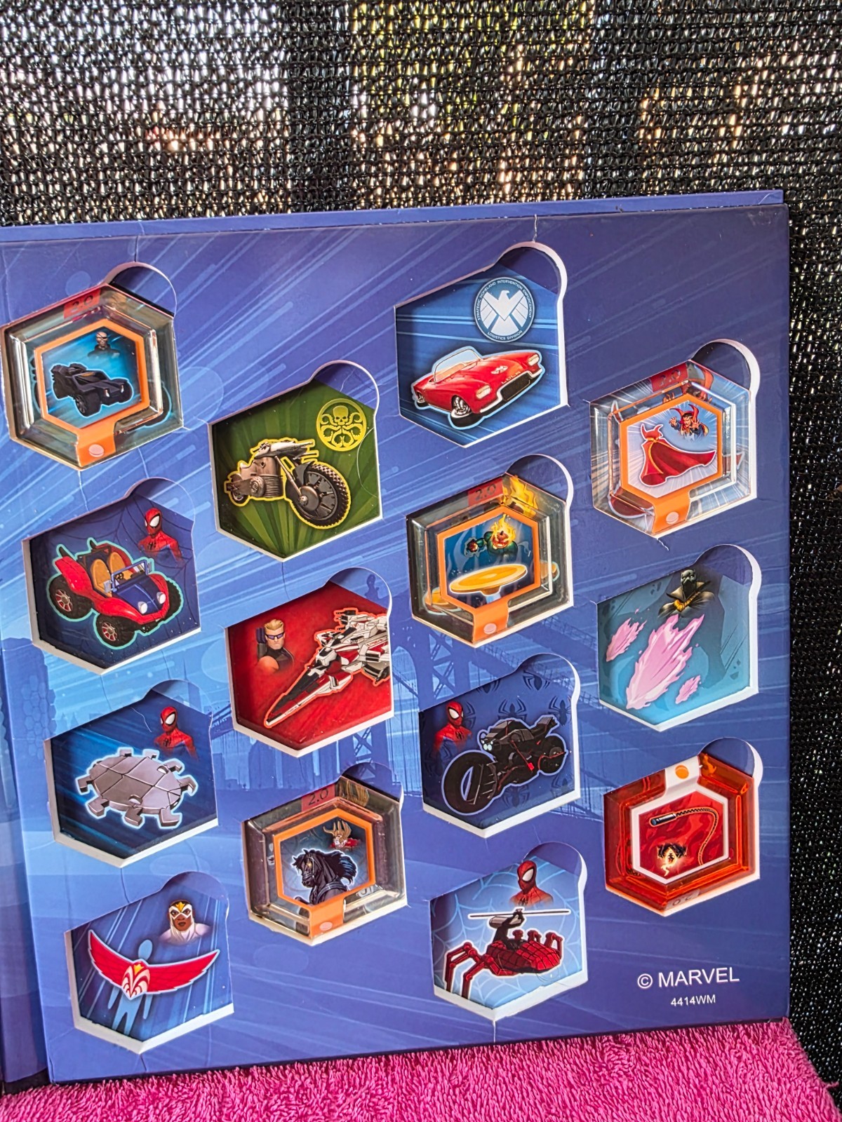 Disney Infinity 2.0 Marvel Super Heroes Power Disc Binder Album With 17 Discs