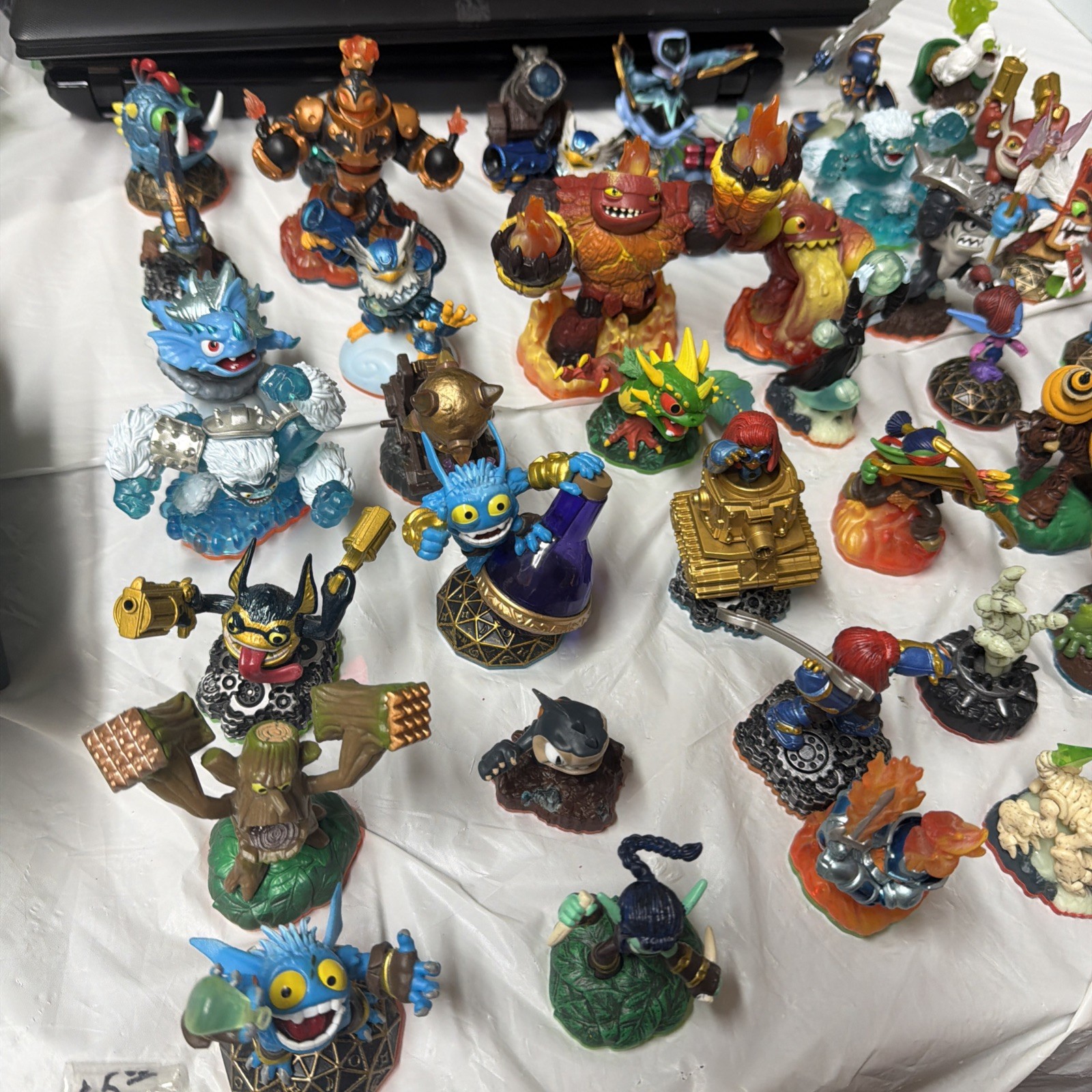 LOT 42 Skylanders: Spyro’s, Giants & More Adventure Game Skylander Figures