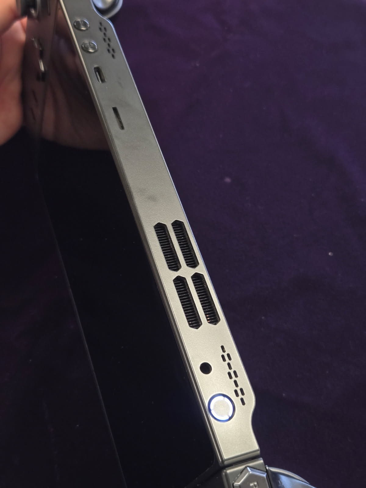 Lenovo Legion Go 8APU1 8.8″ Ryzen Z1 Extreme 16GB 512gb Handheld with Case