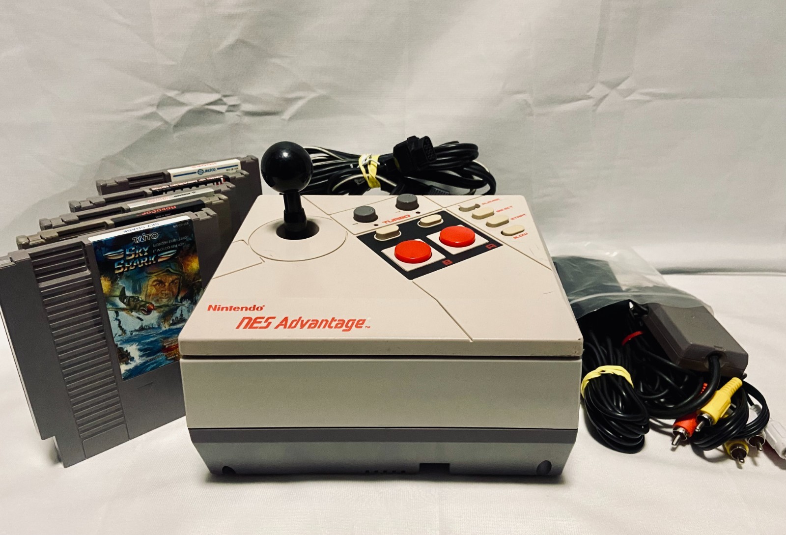 Nintendo NES Console Bundle 4 Controllers NES Advantage 5 Games + Cords