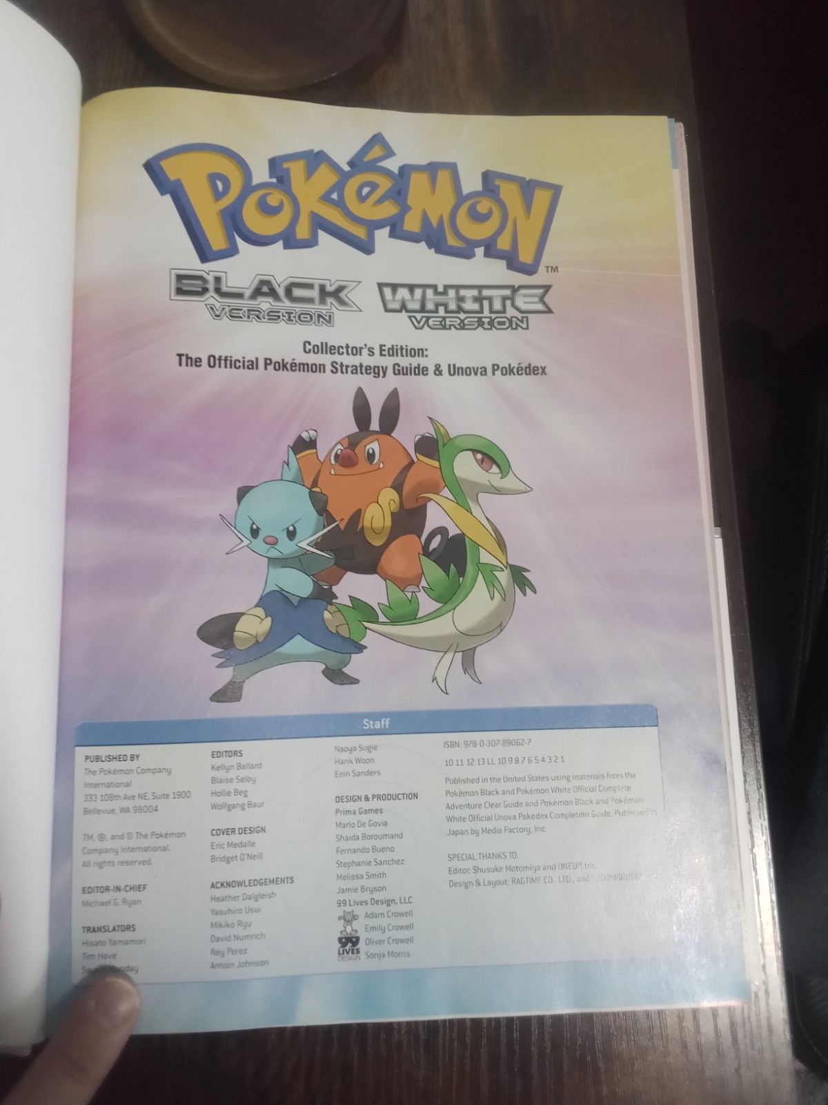 Pokémon Black & White Collector’s Edition Strategy Guide + Unova Pokédex
