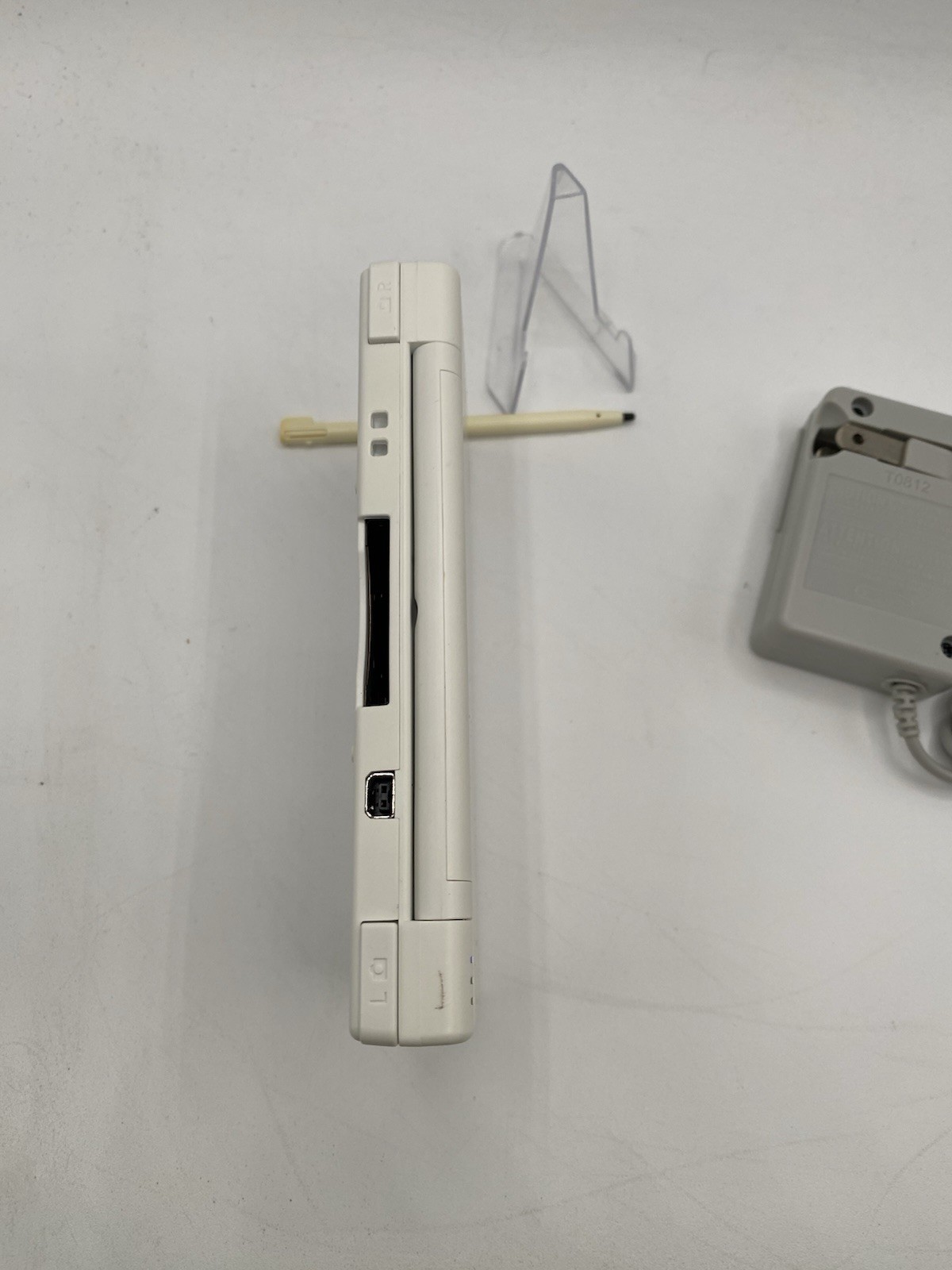 Nintendo DSi White Console Bundle w/ Charger & 16GB SD Card