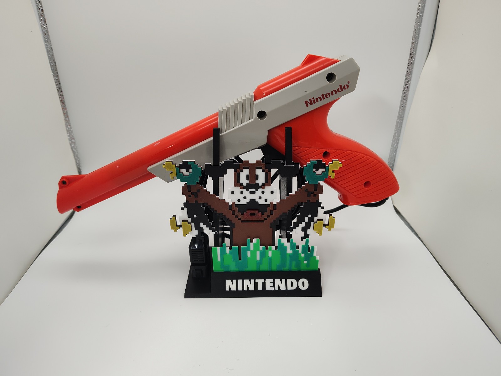 DUCK HUNT – NINTENDO NES ZAPPER DISPLAY STAND – CUSTOM COLOR OPTIONS