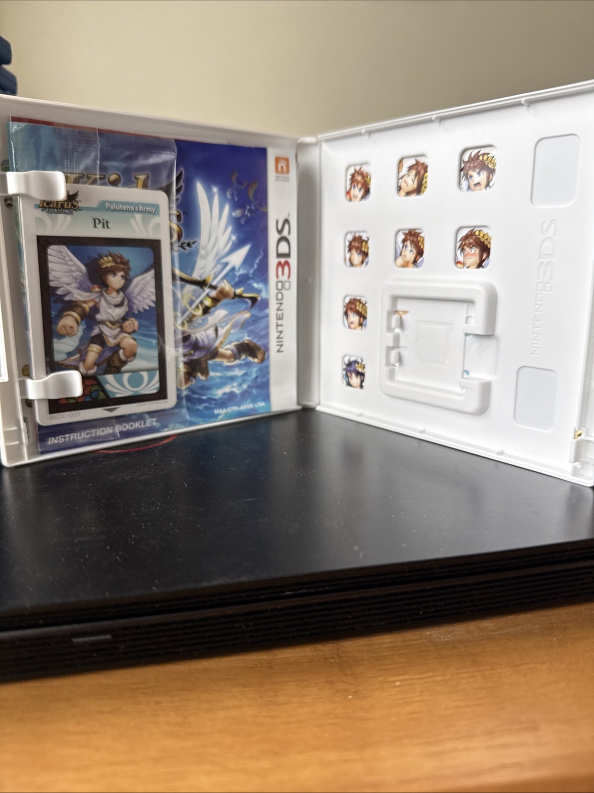 Nintendo 3DS Kid Icarus Uprising Case, AR Cards, Insert, 3DS Stand and Box