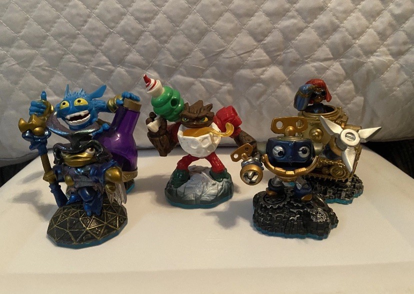NEEDS TO GO ASAP – Skylanders Lot Of Characters, 2 Portals, & 2 Games