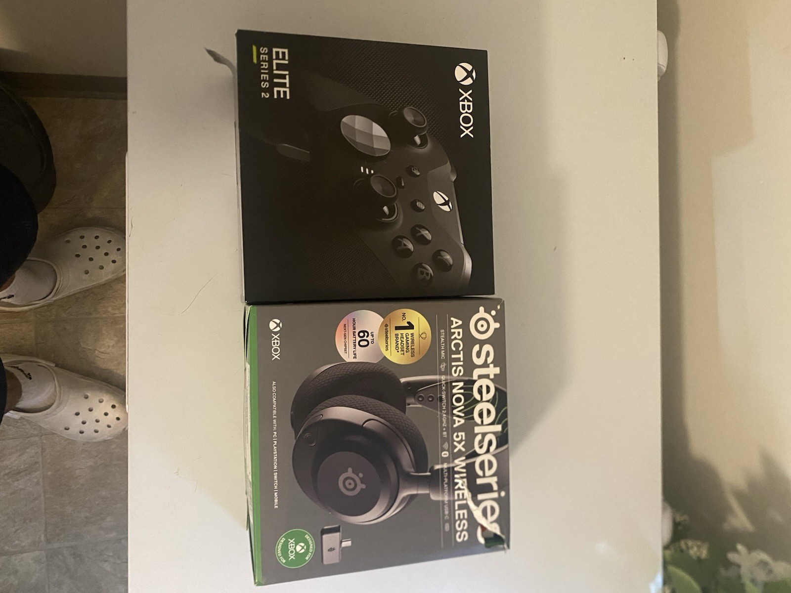 Microsoft Xbox Elite Series 2 controller/ steel series arctic nova 5x headset