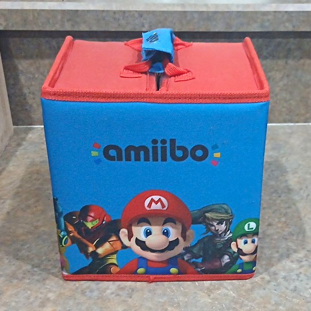 Nintendo amiibo Carrying Case w/ 8 amiibos