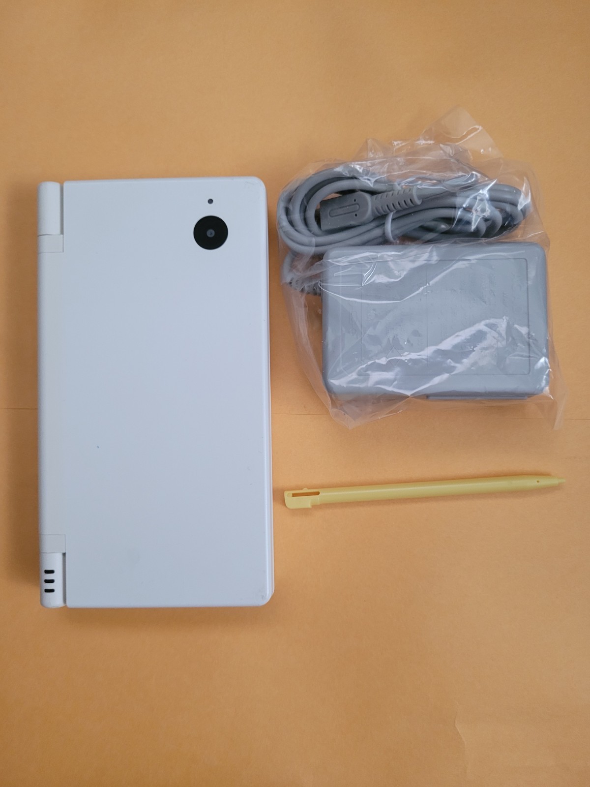 Nintendo DSi 256MB White Handheld System 2 Japanese