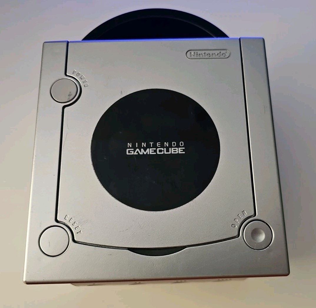 Nintendo GameCube Console Bundle (Silver) + MarioKartDD + GCBA