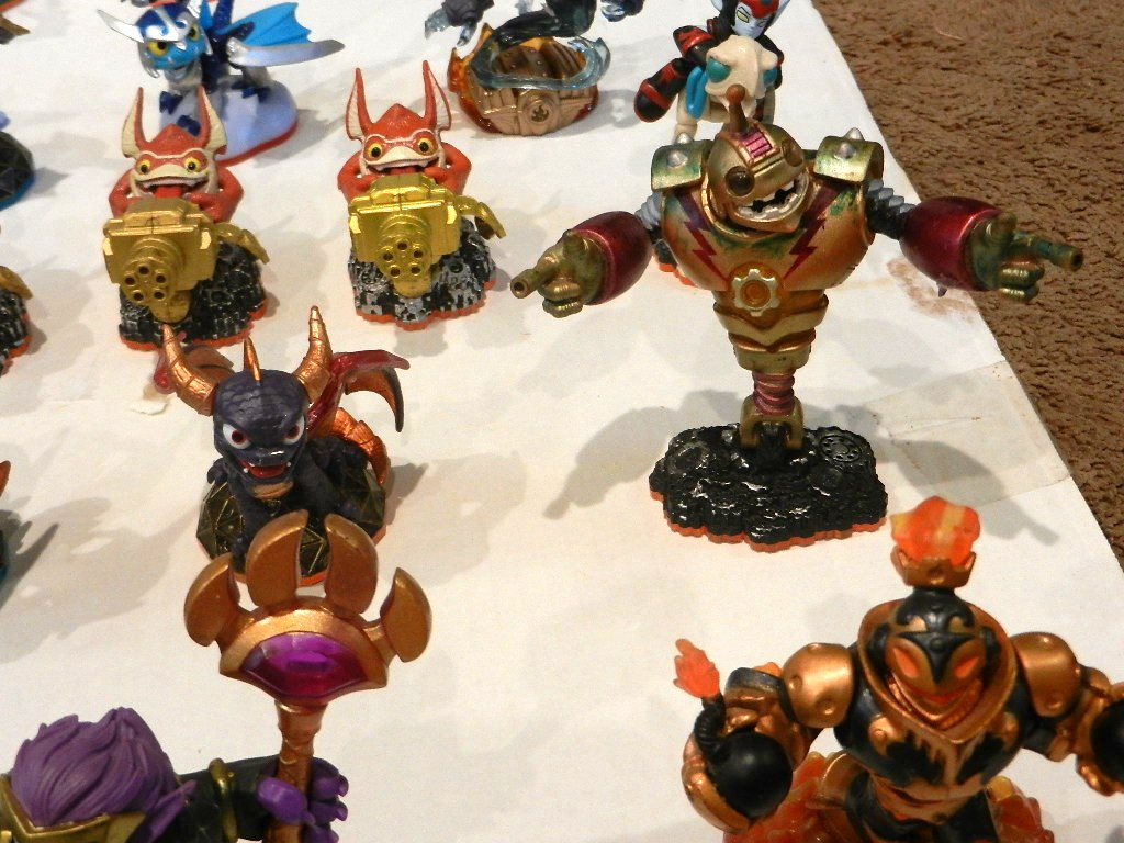 Lot of 50 Skylanders Figures – Mix of Spyro / Giants / Swap Force
