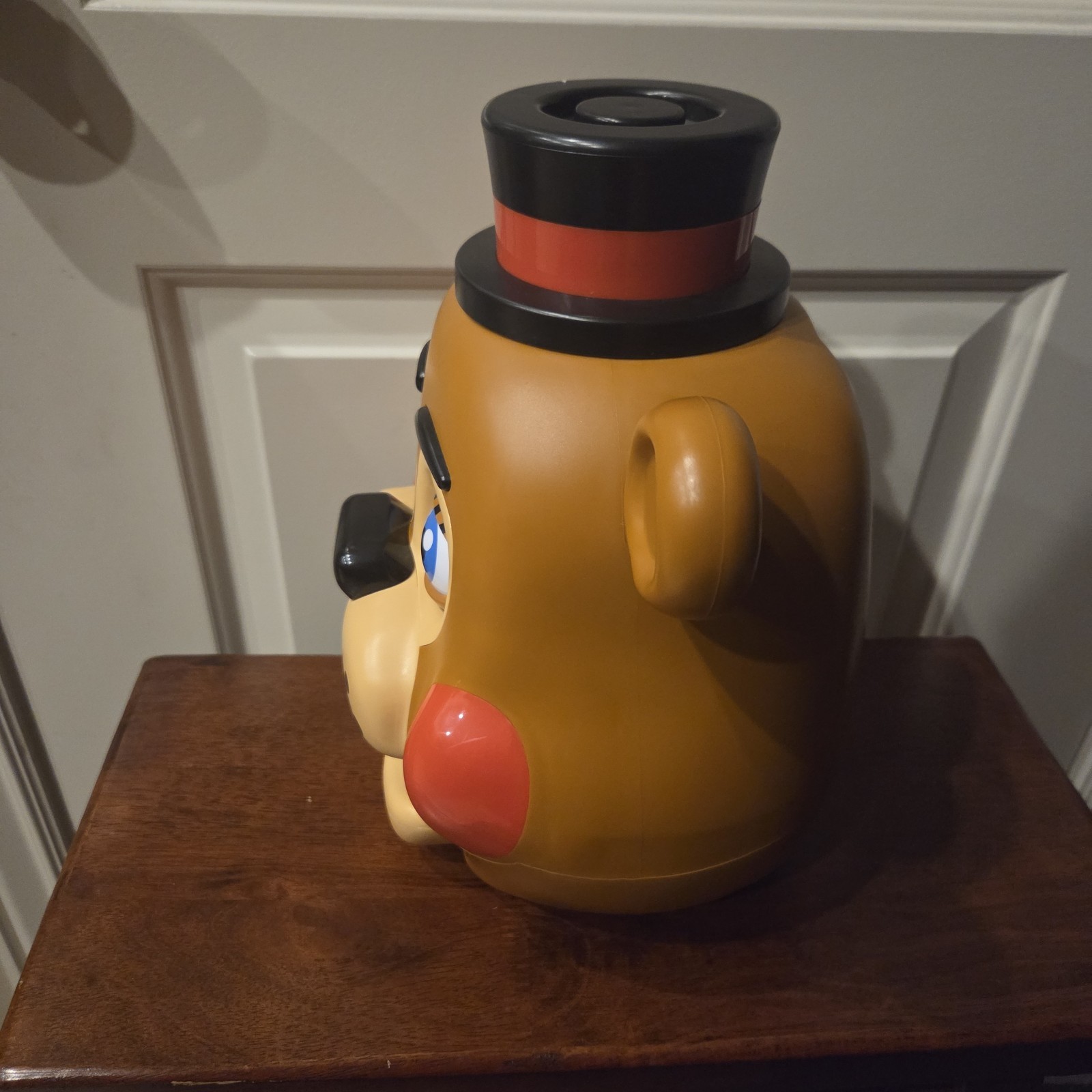 Five Nights at Freddy’s Animatronic Head/Bank w Extras, Lights up!