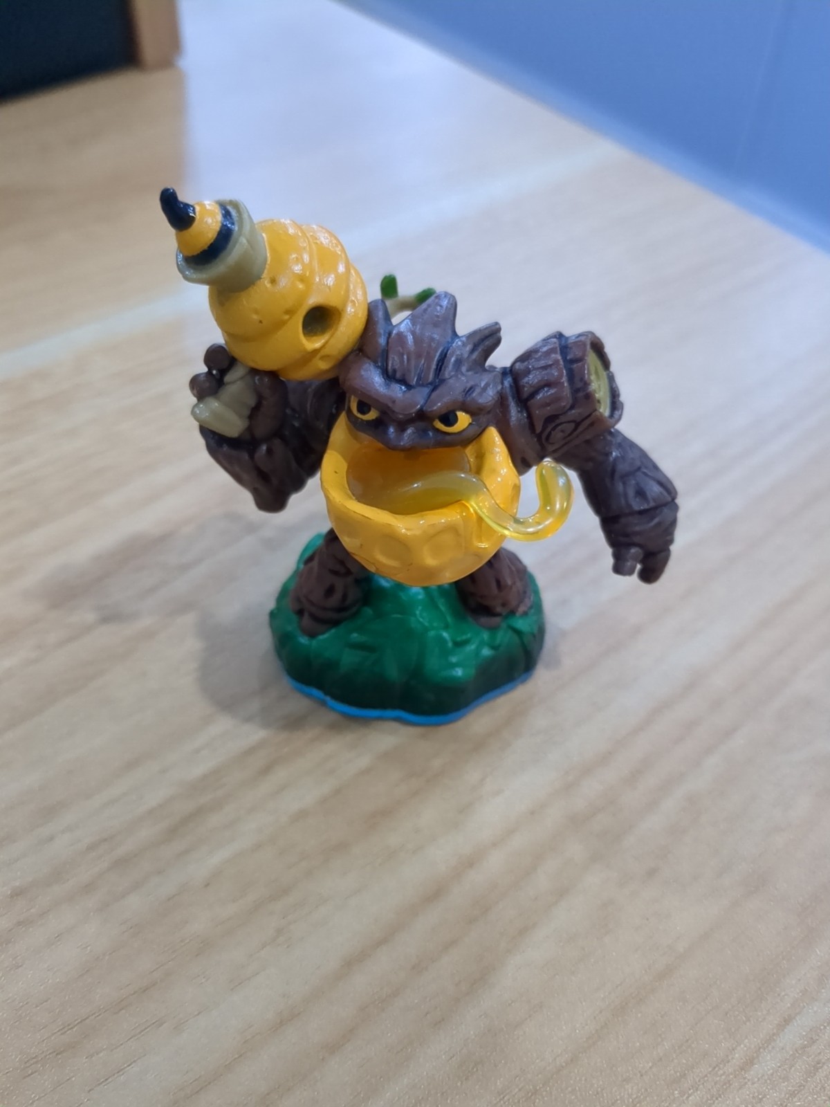 S1 Skylanders SWAP Force Lightcore Bumble Blast Figure